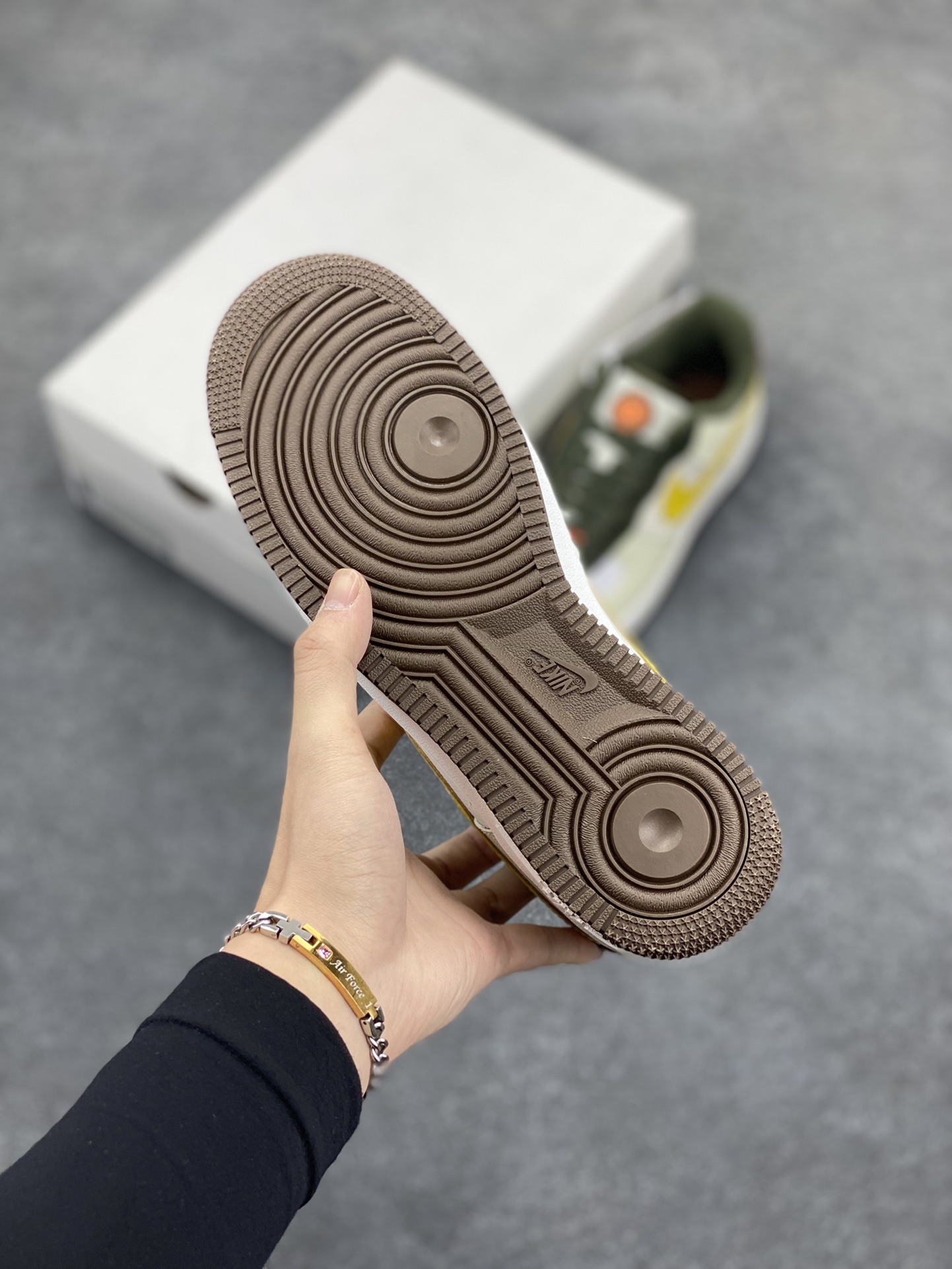 图片[5]-福利特价 Nike Air Force 1 Low 空军一号低帮百搭休闲运动板鞋。柔软、弹性十足的缓震性能和出色的中底设计，横跨复古与现代的外型结合，造就出风靡全球三十多年的Force 1，直到今天还深受青睐。 货号：FV3647-171 尺码：36 36.5 37.5 38 38.5 39 40 40.5 41 42 42.5 43 44 44.5 45-选品中心