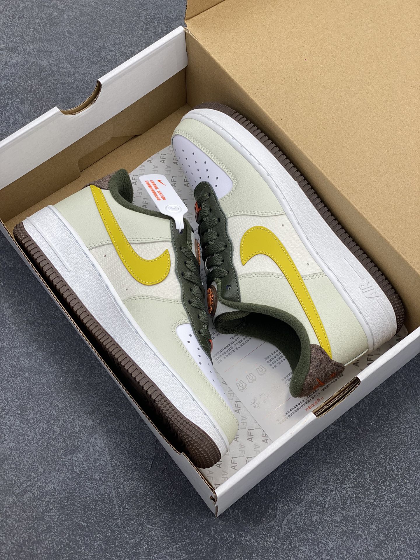 图片[9]-福利特价 Nike Air Force 1 Low 空军一号低帮百搭休闲运动板鞋。柔软、弹性十足的缓震性能和出色的中底设计，横跨复古与现代的外型结合，造就出风靡全球三十多年的Force 1，直到今天还深受青睐。 货号：FV3647-171 尺码：36 36.5 37.5 38 38.5 39 40 40.5 41 42 42.5 43 44 44.5 45-选品中心