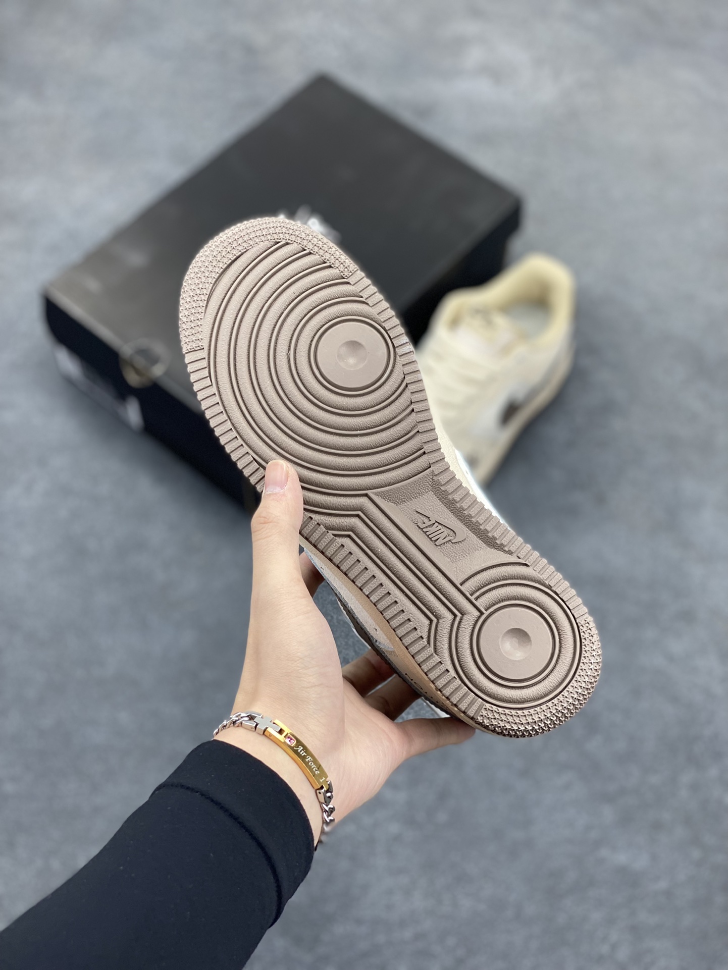 图片[5]-福利特价 Nike Air Force 1 Low 空军一号低帮百搭休闲运动板鞋。柔软、弹性十足的缓震性能和出色的中底设计，横跨复古与现代的外型结合，造就出风靡全球三十多年的Force 1，直到今天还深受青睐。 货号：BS8871-301 尺码：36 36.5 37.5 38 38.5 39 40 40.5 41 42 42.5 43 44 44.5 45-选品中心