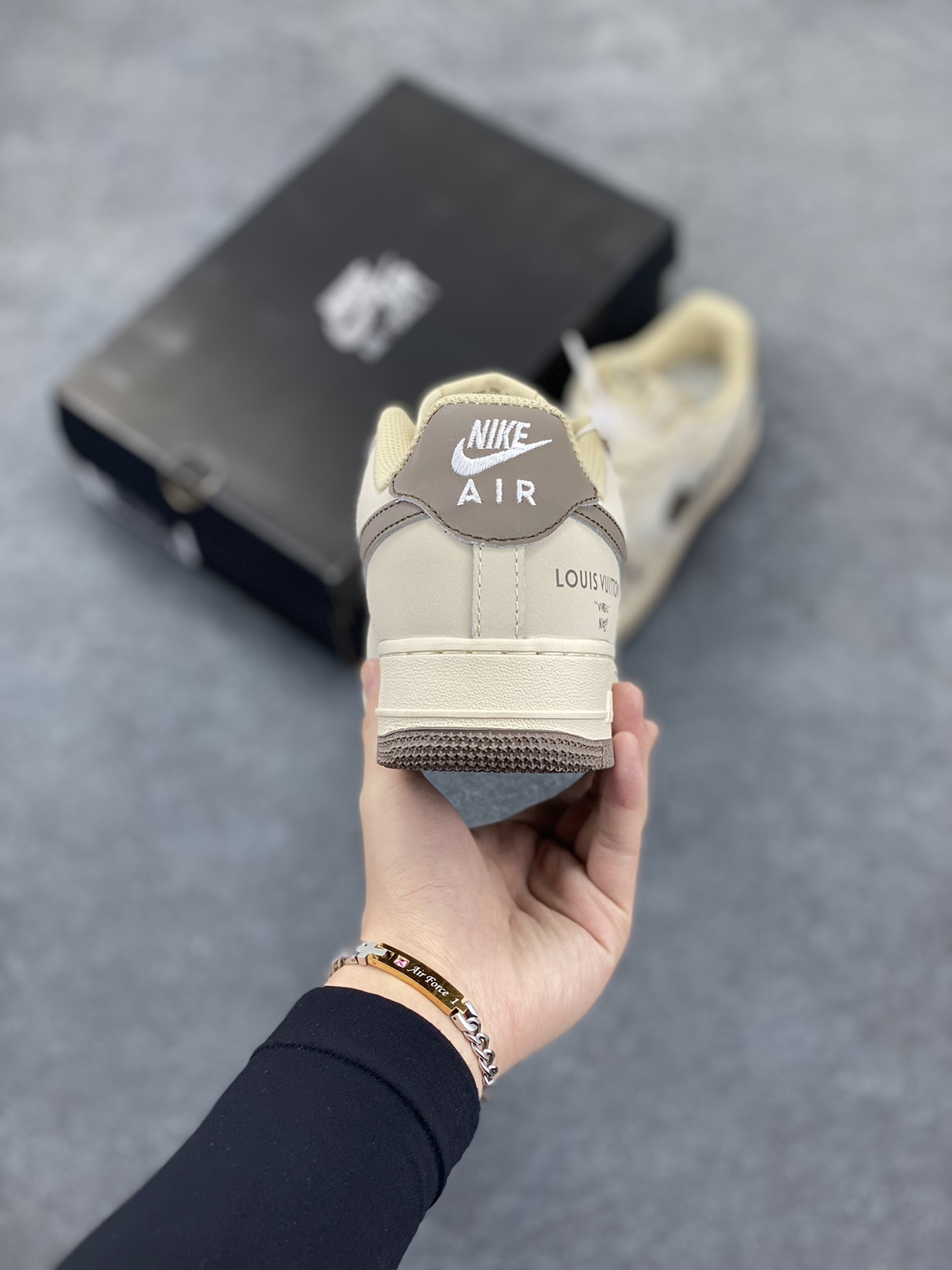 图片[4]-福利特价 Nike Air Force 1 Low 空军一号低帮百搭休闲运动板鞋。柔软、弹性十足的缓震性能和出色的中底设计，横跨复古与现代的外型结合，造就出风靡全球三十多年的Force 1，直到今天还深受青睐。 货号：BS8871-301 尺码：36 36.5 37.5 38 38.5 39 40 40.5 41 42 42.5 43 44 44.5 45-选品中心