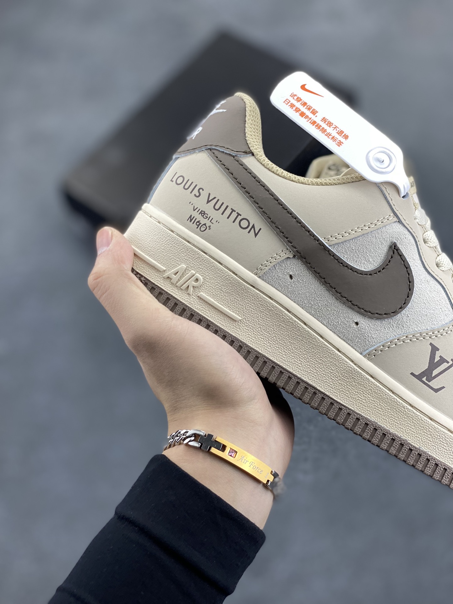 图片[6]-福利特价 Nike Air Force 1 Low 空军一号低帮百搭休闲运动板鞋。柔软、弹性十足的缓震性能和出色的中底设计，横跨复古与现代的外型结合，造就出风靡全球三十多年的Force 1，直到今天还深受青睐。 货号：BS8871-301 尺码：36 36.5 37.5 38 38.5 39 40 40.5 41 42 42.5 43 44 44.5 45-选品中心