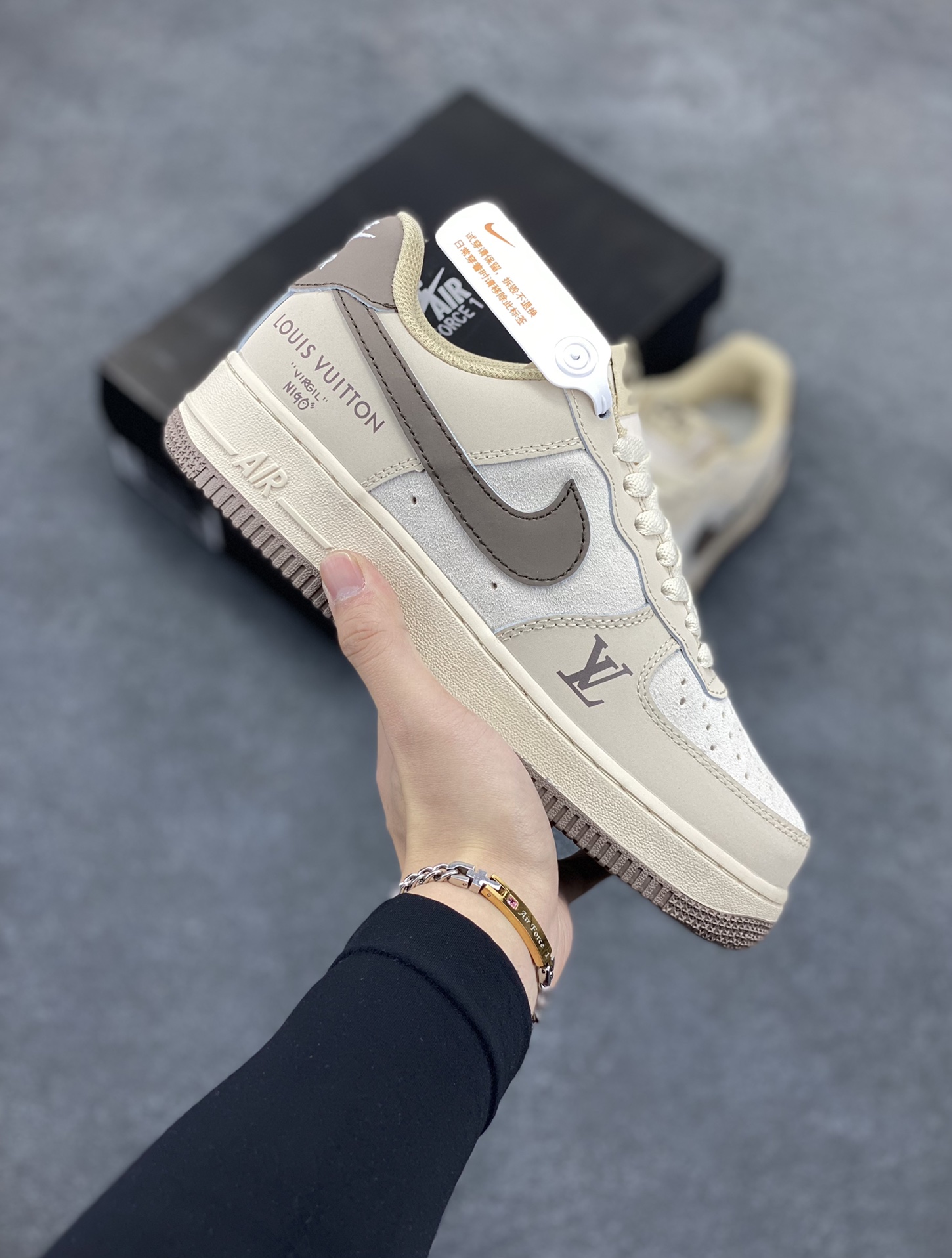 福利特价 Nike Air Force 1 Low 空军一号低帮百搭休闲运动板鞋。柔软、弹性十足的缓震性能和出色的中底设计,横跨复古与现代的外型结合,造就出风靡全球三十多年的Force 1,直到今天还深受青睐。 货号:BS8871-301 尺码:36 36.5 37.5 38 38.5 39 40 40.5 41 42 42.5 43 44 44.5 45-选品中心
