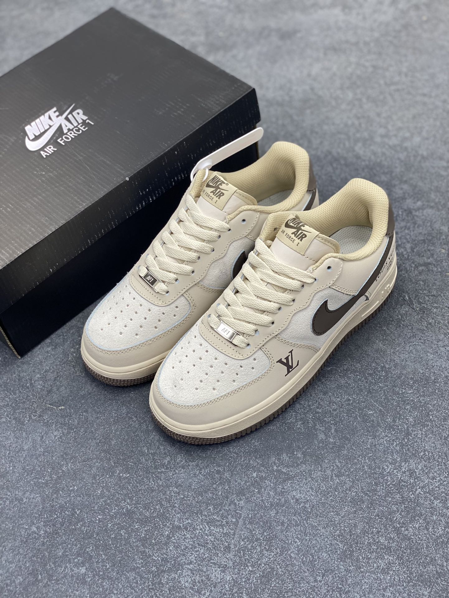 图片[8]-福利特价 Nike Air Force 1 Low 空军一号低帮百搭休闲运动板鞋。柔软、弹性十足的缓震性能和出色的中底设计，横跨复古与现代的外型结合，造就出风靡全球三十多年的Force 1，直到今天还深受青睐。 货号：BS8871-301 尺码：36 36.5 37.5 38 38.5 39 40 40.5 41 42 42.5 43 44 44.5 45-选品中心