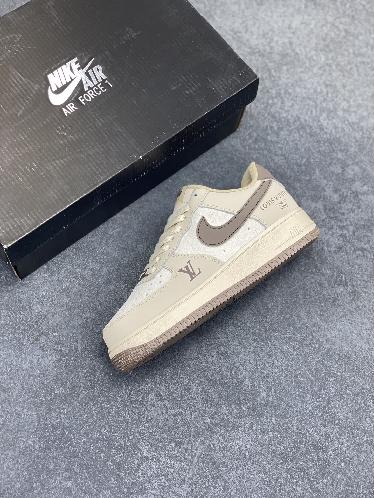 图片[7]-福利特价 Nike Air Force 1 Low 空军一号低帮百搭休闲运动板鞋。柔软、弹性十足的缓震性能和出色的中底设计，横跨复古与现代的外型结合，造就出风靡全球三十多年的Force 1，直到今天还深受青睐。 货号：BS8871-301 尺码：36 36.5 37.5 38 38.5 39 40 40.5 41 42 42.5 43 44 44.5 45-选品中心