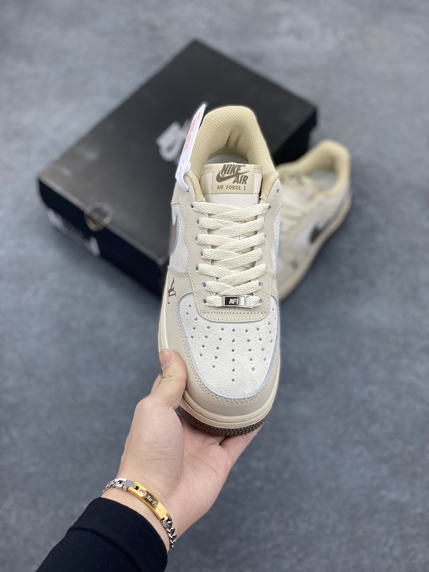 图片[2]-福利特价 Nike Air Force 1 Low 空军一号低帮百搭休闲运动板鞋。柔软、弹性十足的缓震性能和出色的中底设计，横跨复古与现代的外型结合，造就出风靡全球三十多年的Force 1，直到今天还深受青睐。 货号：BS8871-301 尺码：36 36.5 37.5 38 38.5 39 40 40.5 41 42 42.5 43 44 44.5 45-选品中心