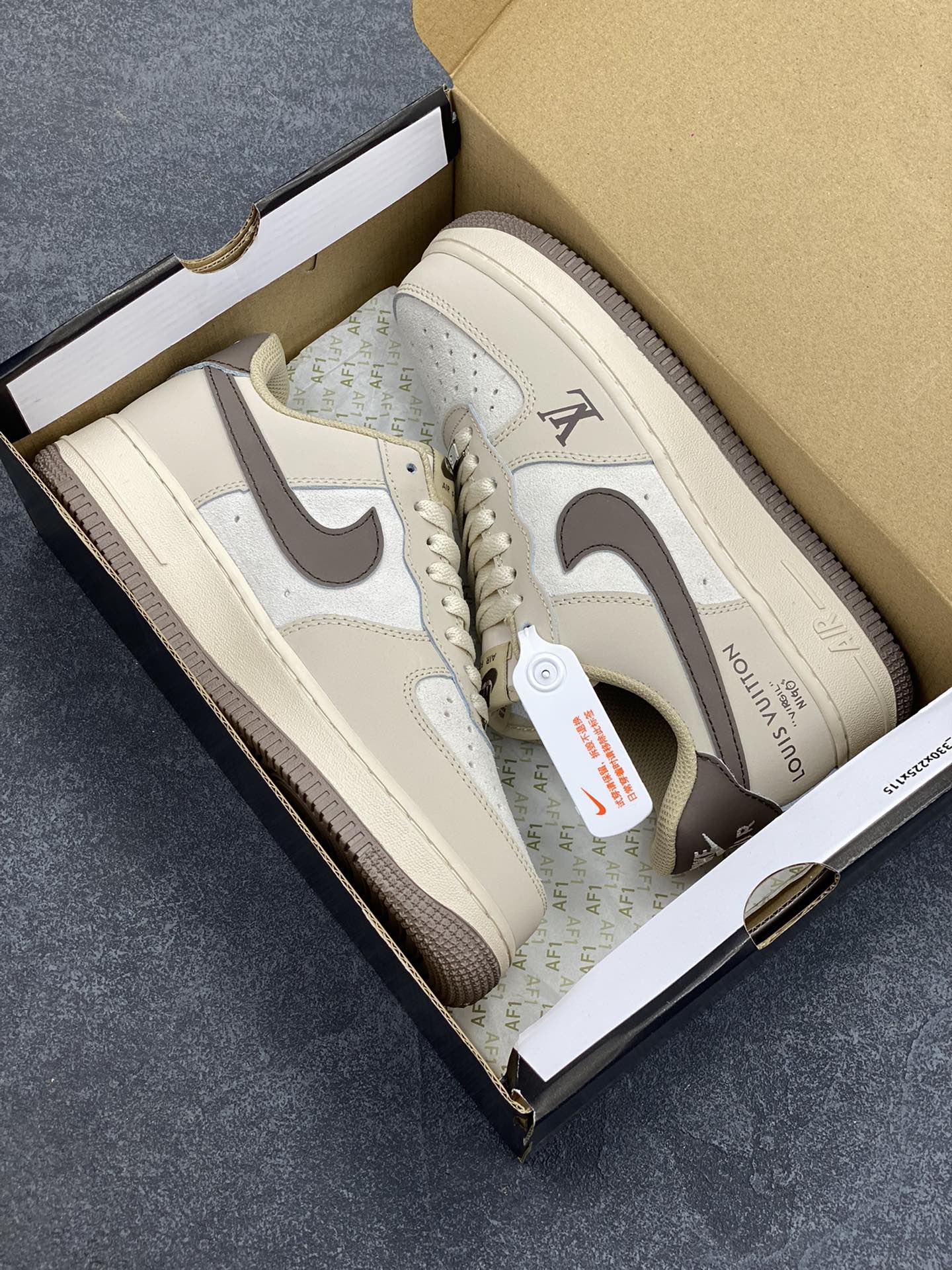 图片[9]-福利特价 Nike Air Force 1 Low 空军一号低帮百搭休闲运动板鞋。柔软、弹性十足的缓震性能和出色的中底设计，横跨复古与现代的外型结合，造就出风靡全球三十多年的Force 1，直到今天还深受青睐。 货号：BS8871-301 尺码：36 36.5 37.5 38 38.5 39 40 40.5 41 42 42.5 43 44 44.5 45-选品中心