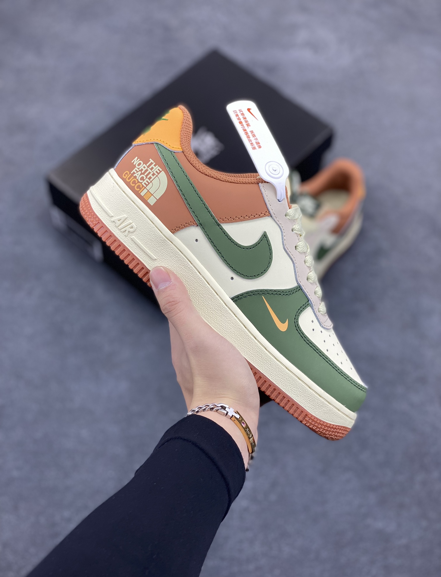 福利特价 Nike Air Force 1 Low 空军一号低帮百搭休闲运动板鞋。柔软、弹性十足的缓震性能和出色的中底设计，横跨复古与现代的外型结合，造就出风靡全球三十多年的Force 1，直到今天还深受青睐。 货号：BS9055-811 尺码：36 36.5 37.5 38 38.5 39 40 40.5 41 42 42.5 43 44 44.5 45-选品中心