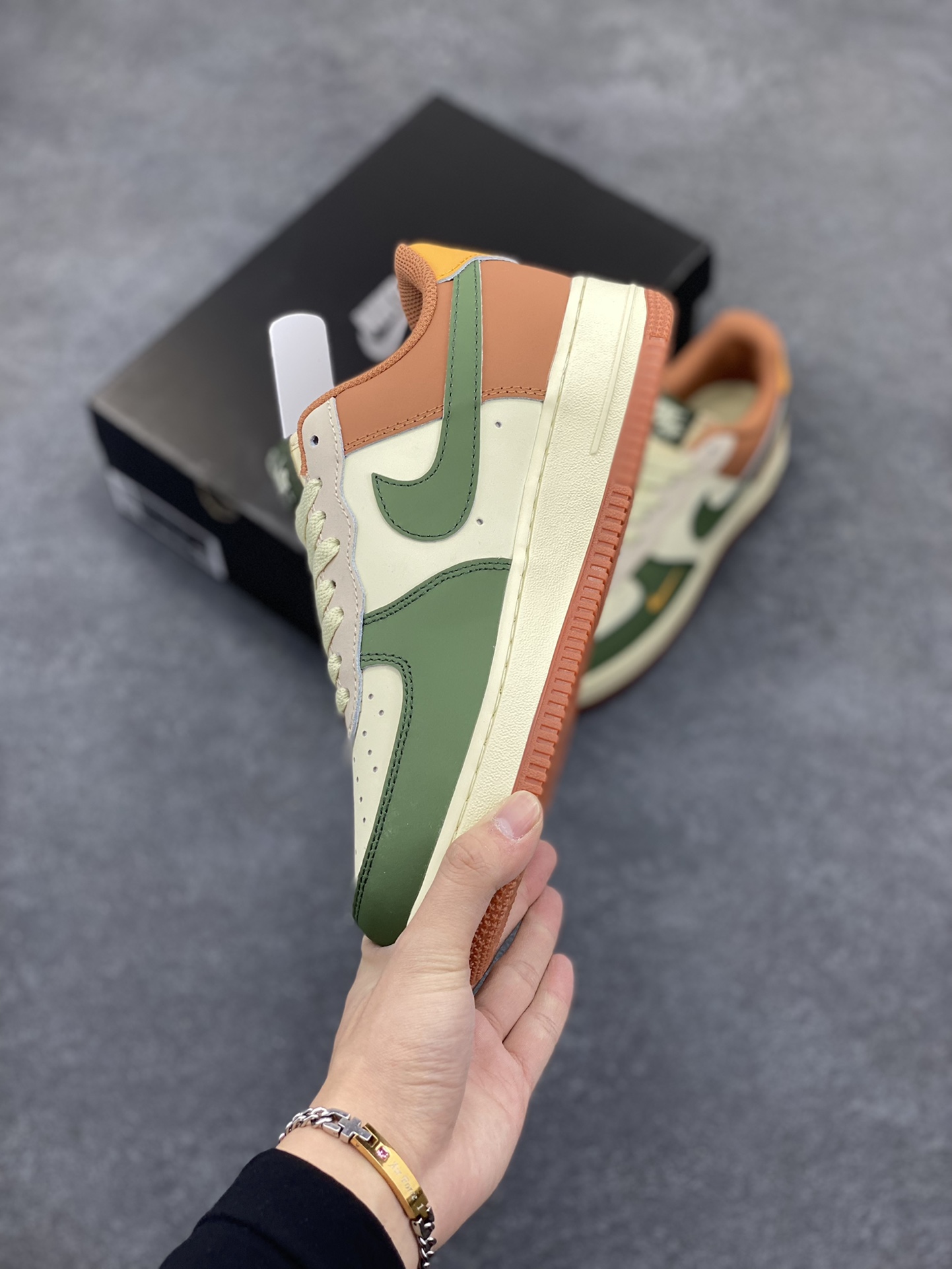图片[3]-福利特价 Nike Air Force 1 Low 空军一号低帮百搭休闲运动板鞋。柔软、弹性十足的缓震性能和出色的中底设计，横跨复古与现代的外型结合，造就出风靡全球三十多年的Force 1，直到今天还深受青睐。 货号：BS9055-811 尺码：36 36.5 37.5 38 38.5 39 40 40.5 41 42 42.5 43 44 44.5 45-选品中心