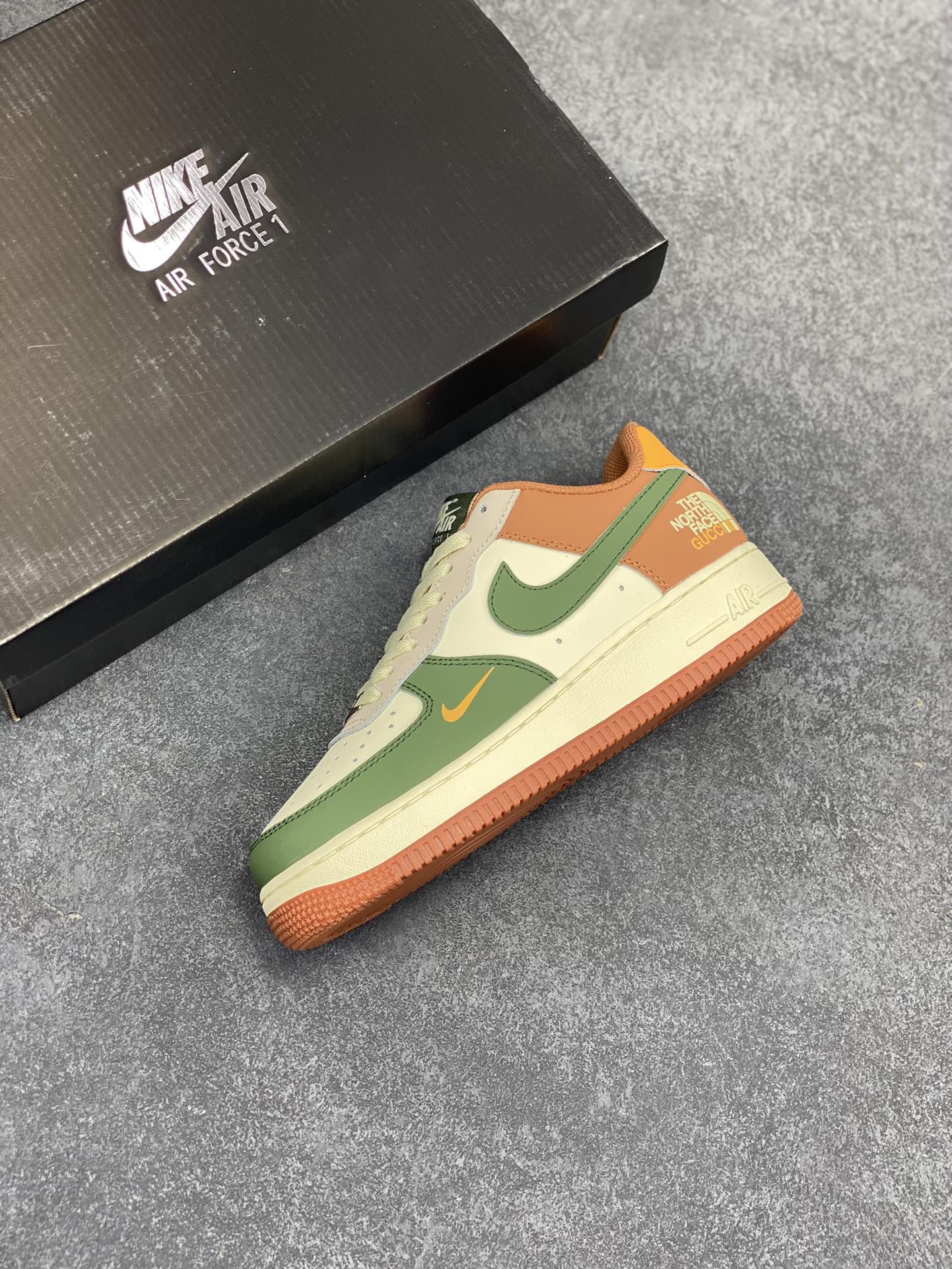 图片[7]-福利特价 Nike Air Force 1 Low 空军一号低帮百搭休闲运动板鞋。柔软、弹性十足的缓震性能和出色的中底设计，横跨复古与现代的外型结合，造就出风靡全球三十多年的Force 1，直到今天还深受青睐。 货号：BS9055-811 尺码：36 36.5 37.5 38 38.5 39 40 40.5 41 42 42.5 43 44 44.5 45-选品中心