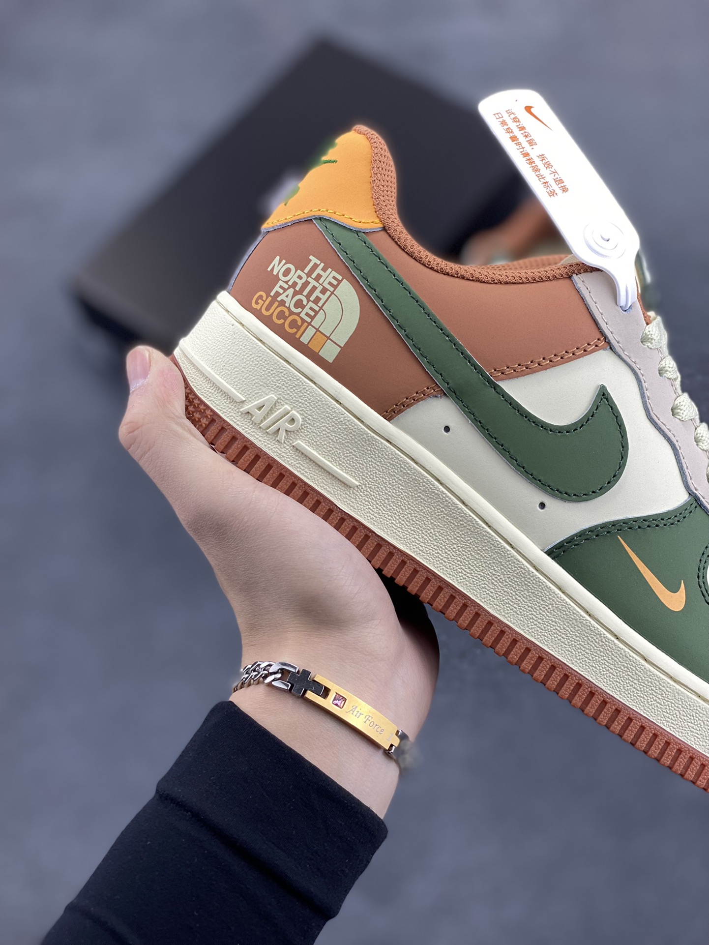 图片[6]-福利特价 Nike Air Force 1 Low 空军一号低帮百搭休闲运动板鞋。柔软、弹性十足的缓震性能和出色的中底设计，横跨复古与现代的外型结合，造就出风靡全球三十多年的Force 1，直到今天还深受青睐。 货号：BS9055-811 尺码：36 36.5 37.5 38 38.5 39 40 40.5 41 42 42.5 43 44 44.5 45-选品中心