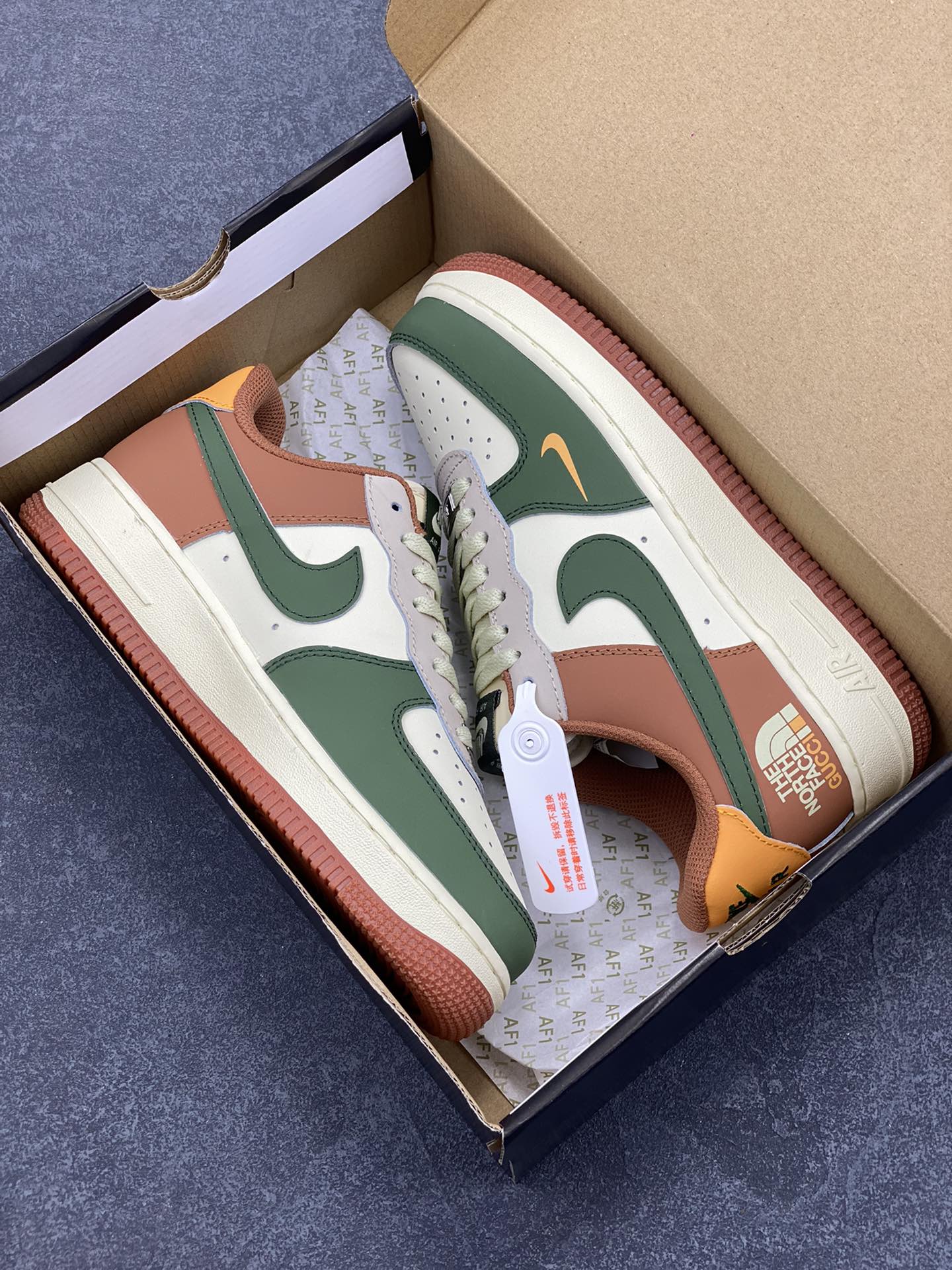 图片[9]-福利特价 Nike Air Force 1 Low 空军一号低帮百搭休闲运动板鞋。柔软、弹性十足的缓震性能和出色的中底设计，横跨复古与现代的外型结合，造就出风靡全球三十多年的Force 1，直到今天还深受青睐。 货号：BS9055-811 尺码：36 36.5 37.5 38 38.5 39 40 40.5 41 42 42.5 43 44 44.5 45-选品中心