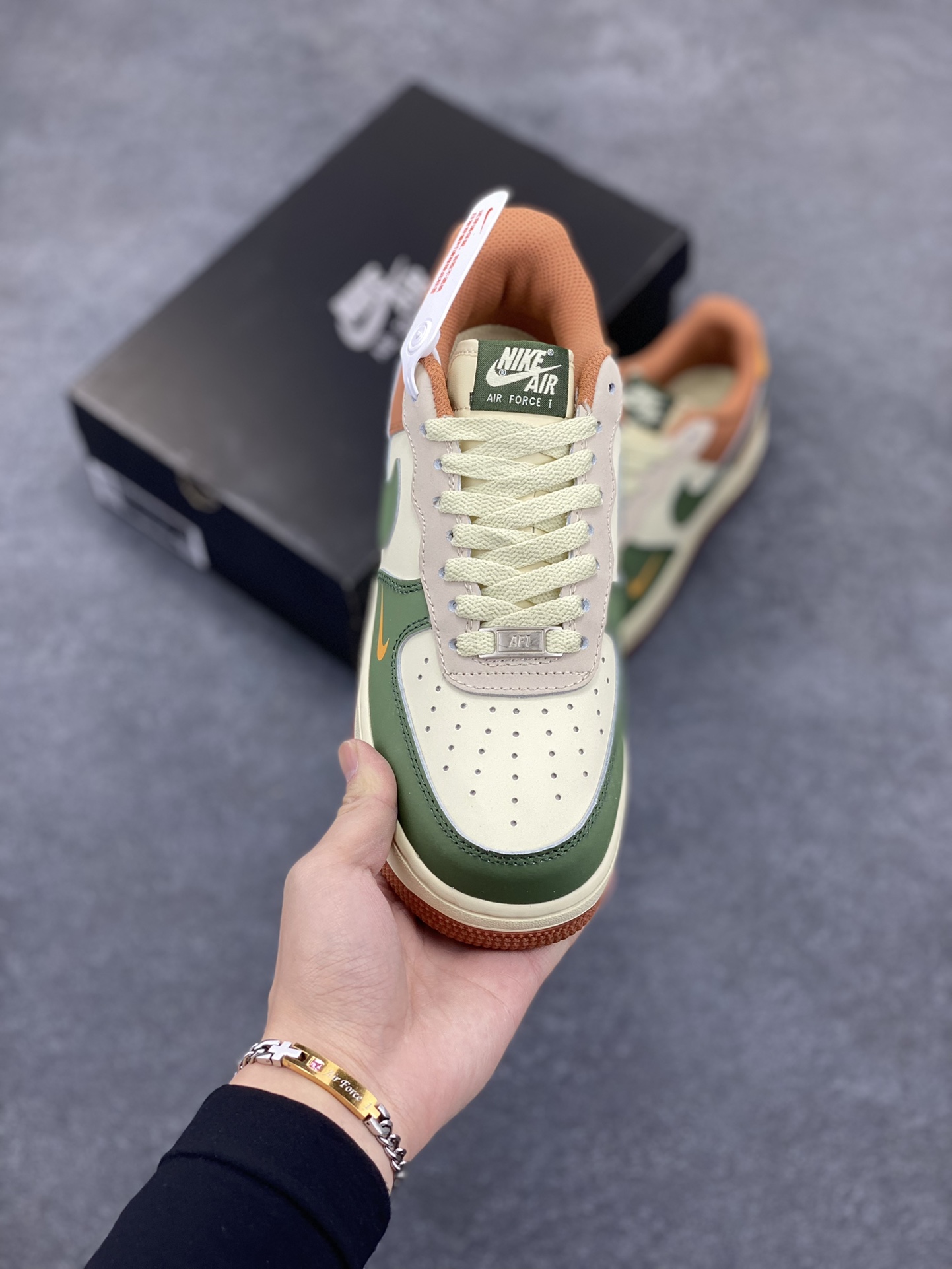 图片[2]-福利特价 Nike Air Force 1 Low 空军一号低帮百搭休闲运动板鞋。柔软、弹性十足的缓震性能和出色的中底设计，横跨复古与现代的外型结合，造就出风靡全球三十多年的Force 1，直到今天还深受青睐。 货号：BS9055-811 尺码：36 36.5 37.5 38 38.5 39 40 40.5 41 42 42.5 43 44 44.5 45-选品中心