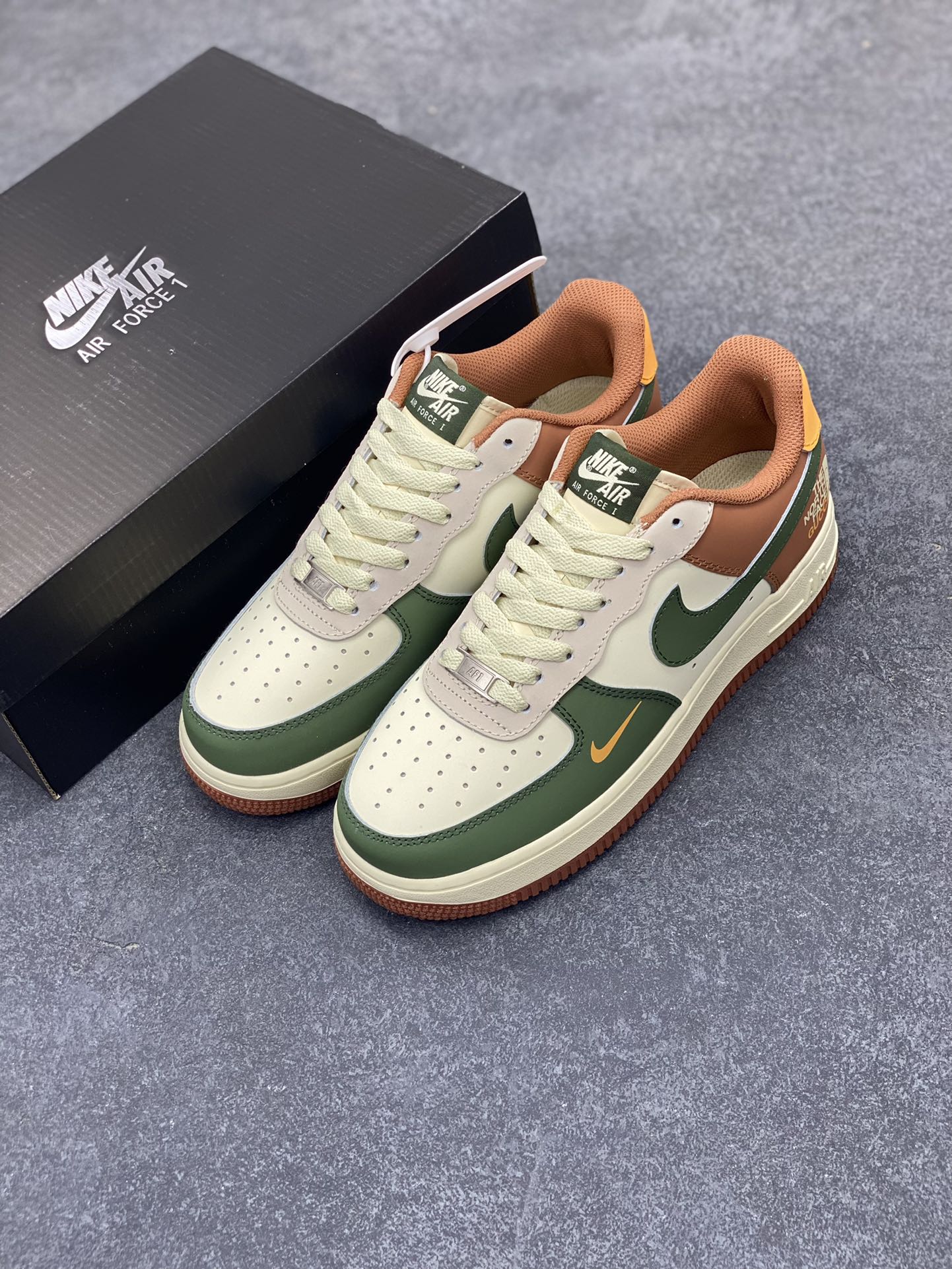 图片[8]-福利特价 Nike Air Force 1 Low 空军一号低帮百搭休闲运动板鞋。柔软、弹性十足的缓震性能和出色的中底设计，横跨复古与现代的外型结合，造就出风靡全球三十多年的Force 1，直到今天还深受青睐。 货号：BS9055-811 尺码：36 36.5 37.5 38 38.5 39 40 40.5 41 42 42.5 43 44 44.5 45-选品中心