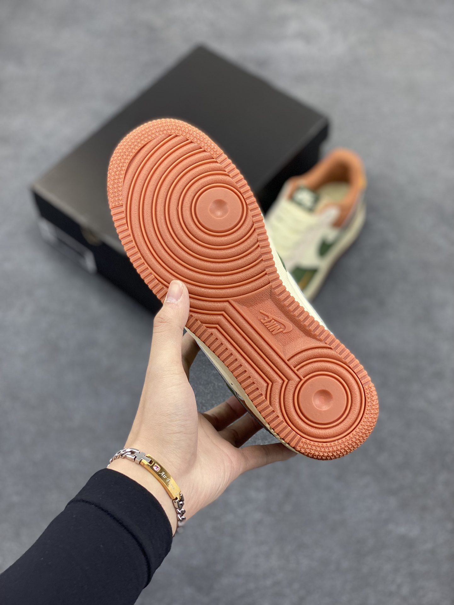 图片[5]-福利特价 Nike Air Force 1 Low 空军一号低帮百搭休闲运动板鞋。柔软、弹性十足的缓震性能和出色的中底设计，横跨复古与现代的外型结合，造就出风靡全球三十多年的Force 1，直到今天还深受青睐。 货号：BS9055-811 尺码：36 36.5 37.5 38 38.5 39 40 40.5 41 42 42.5 43 44 44.5 45-选品中心