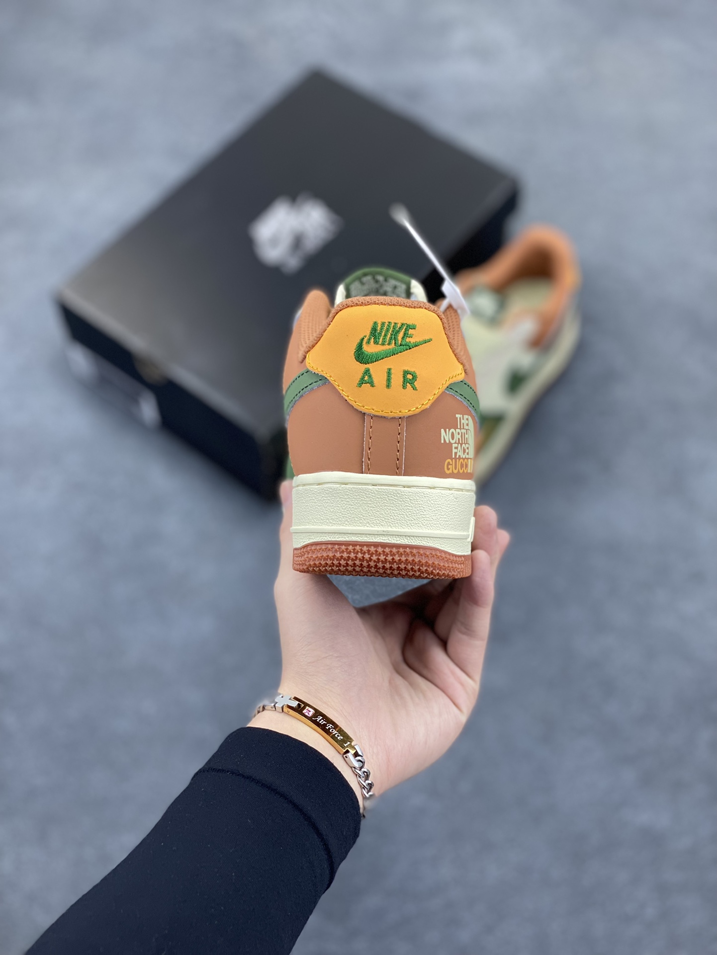 图片[4]-福利特价 Nike Air Force 1 Low 空军一号低帮百搭休闲运动板鞋。柔软、弹性十足的缓震性能和出色的中底设计，横跨复古与现代的外型结合，造就出风靡全球三十多年的Force 1，直到今天还深受青睐。 货号：BS9055-811 尺码：36 36.5 37.5 38 38.5 39 40 40.5 41 42 42.5 43 44 44.5 45-选品中心