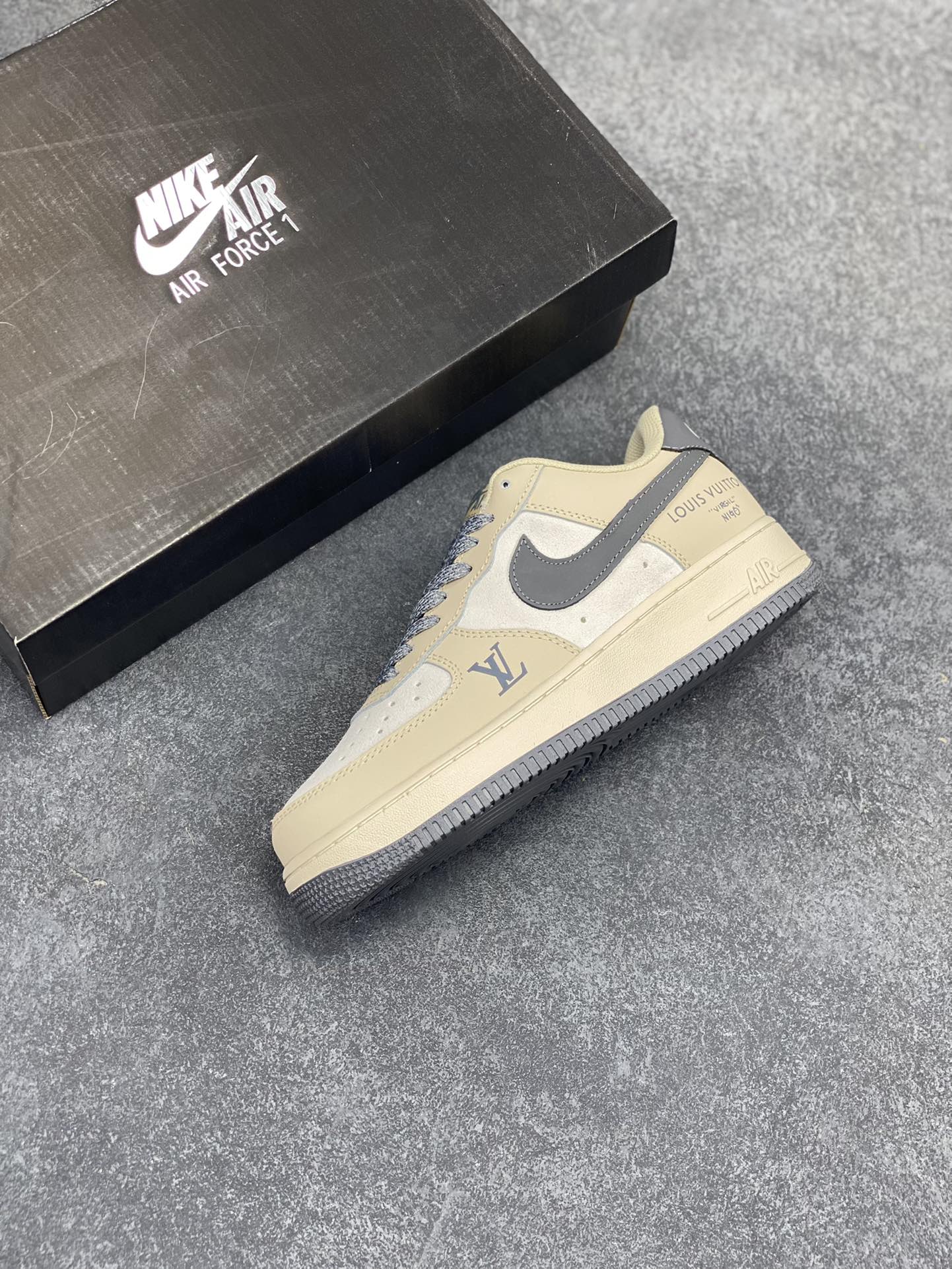 图片[7]-福利特价 Nike Air Force 1 Low 空军一号低帮百搭休闲运动板鞋。柔软、弹性十足的缓震性能和出色的中底设计，横跨复古与现代的外型结合，造就出风靡全球三十多年的Force 1，直到今天还深受青睐。 货号：BS8856-820 尺码：36 36.5 37.5 38 38.5 39 40 40.5 41 42 42.5 43 44 44.5 45-选品中心