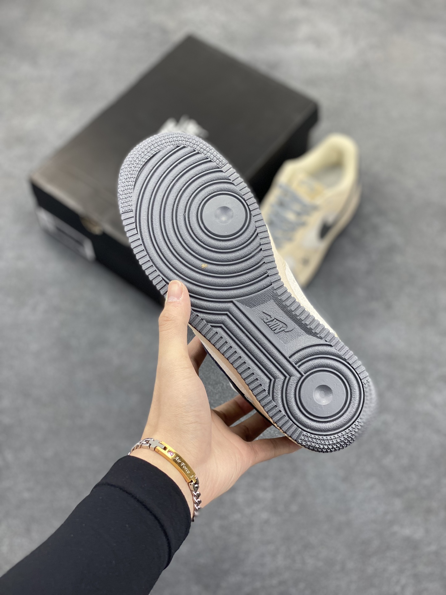 图片[5]-福利特价 Nike Air Force 1 Low 空军一号低帮百搭休闲运动板鞋。柔软、弹性十足的缓震性能和出色的中底设计，横跨复古与现代的外型结合，造就出风靡全球三十多年的Force 1，直到今天还深受青睐。 货号：BS8856-820 尺码：36 36.5 37.5 38 38.5 39 40 40.5 41 42 42.5 43 44 44.5 45-选品中心