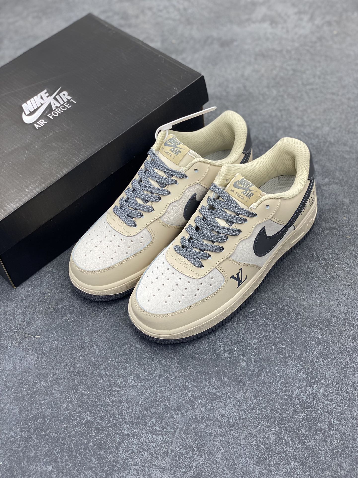 图片[8]-福利特价 Nike Air Force 1 Low 空军一号低帮百搭休闲运动板鞋。柔软、弹性十足的缓震性能和出色的中底设计，横跨复古与现代的外型结合，造就出风靡全球三十多年的Force 1，直到今天还深受青睐。 货号：BS8856-820 尺码：36 36.5 37.5 38 38.5 39 40 40.5 41 42 42.5 43 44 44.5 45-选品中心