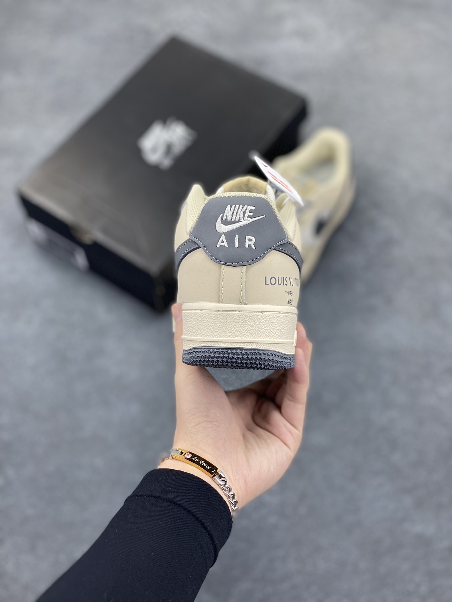 图片[4]-福利特价 Nike Air Force 1 Low 空军一号低帮百搭休闲运动板鞋。柔软、弹性十足的缓震性能和出色的中底设计，横跨复古与现代的外型结合，造就出风靡全球三十多年的Force 1，直到今天还深受青睐。 货号：BS8856-820 尺码：36 36.5 37.5 38 38.5 39 40 40.5 41 42 42.5 43 44 44.5 45-选品中心