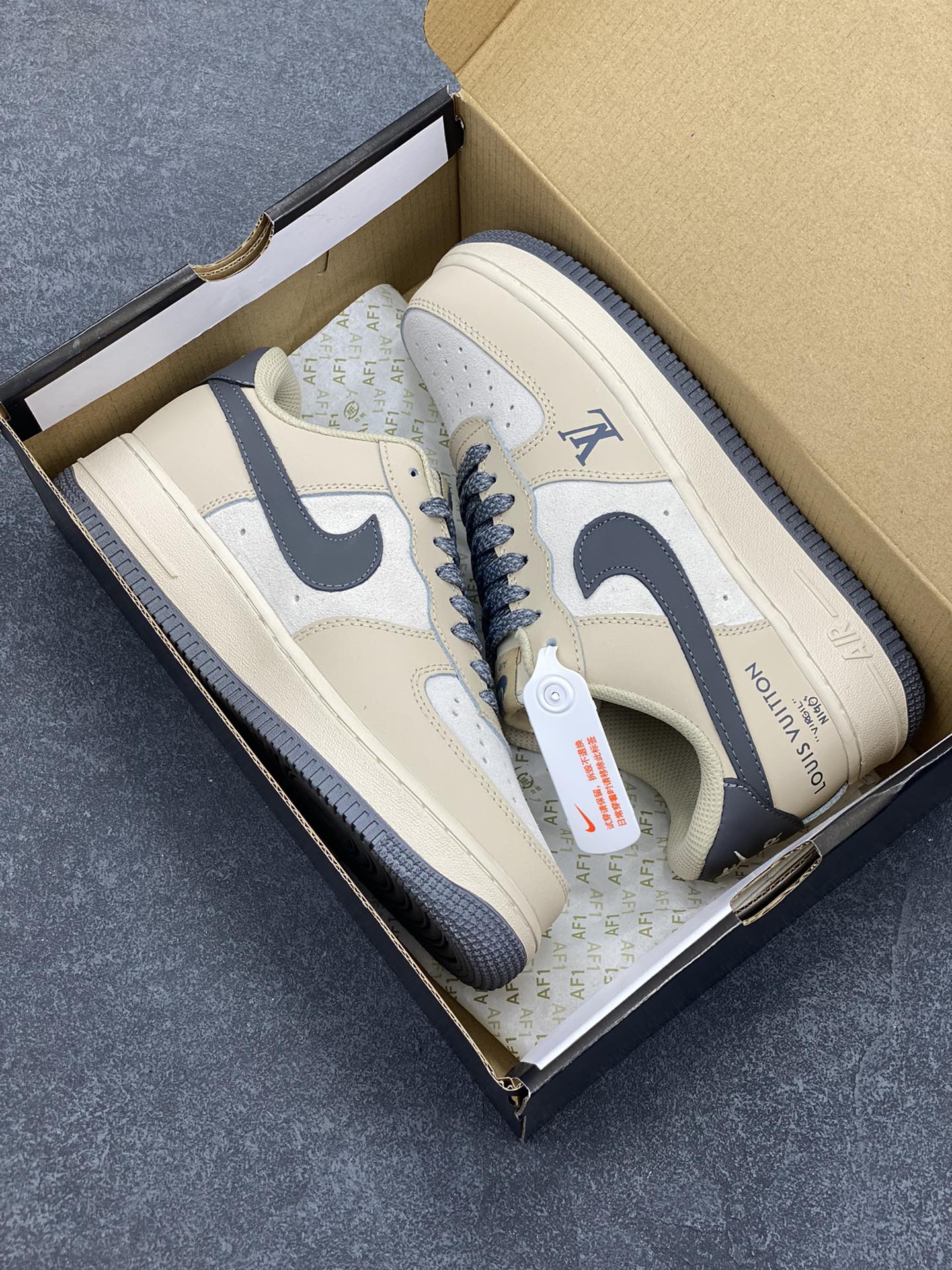 图片[9]-福利特价 Nike Air Force 1 Low 空军一号低帮百搭休闲运动板鞋。柔软、弹性十足的缓震性能和出色的中底设计，横跨复古与现代的外型结合，造就出风靡全球三十多年的Force 1，直到今天还深受青睐。 货号：BS8856-820 尺码：36 36.5 37.5 38 38.5 39 40 40.5 41 42 42.5 43 44 44.5 45-选品中心