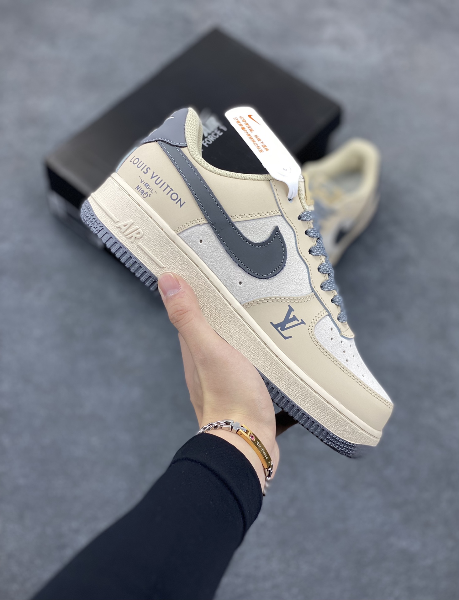 福利特价 Nike Air Force 1 Low 空军一号低帮百搭休闲运动板鞋。柔软、弹性十足的缓震性能和出色的中底设计，横跨复古与现代的外型结合，造就出风靡全球三十多年的Force 1，直到今天还深受青睐。 货号：BS8856-820 尺码：36 36.5 37.5 38 38.5 39 40 40.5 41 42 42.5 43 44 44.5 45-选品中心
