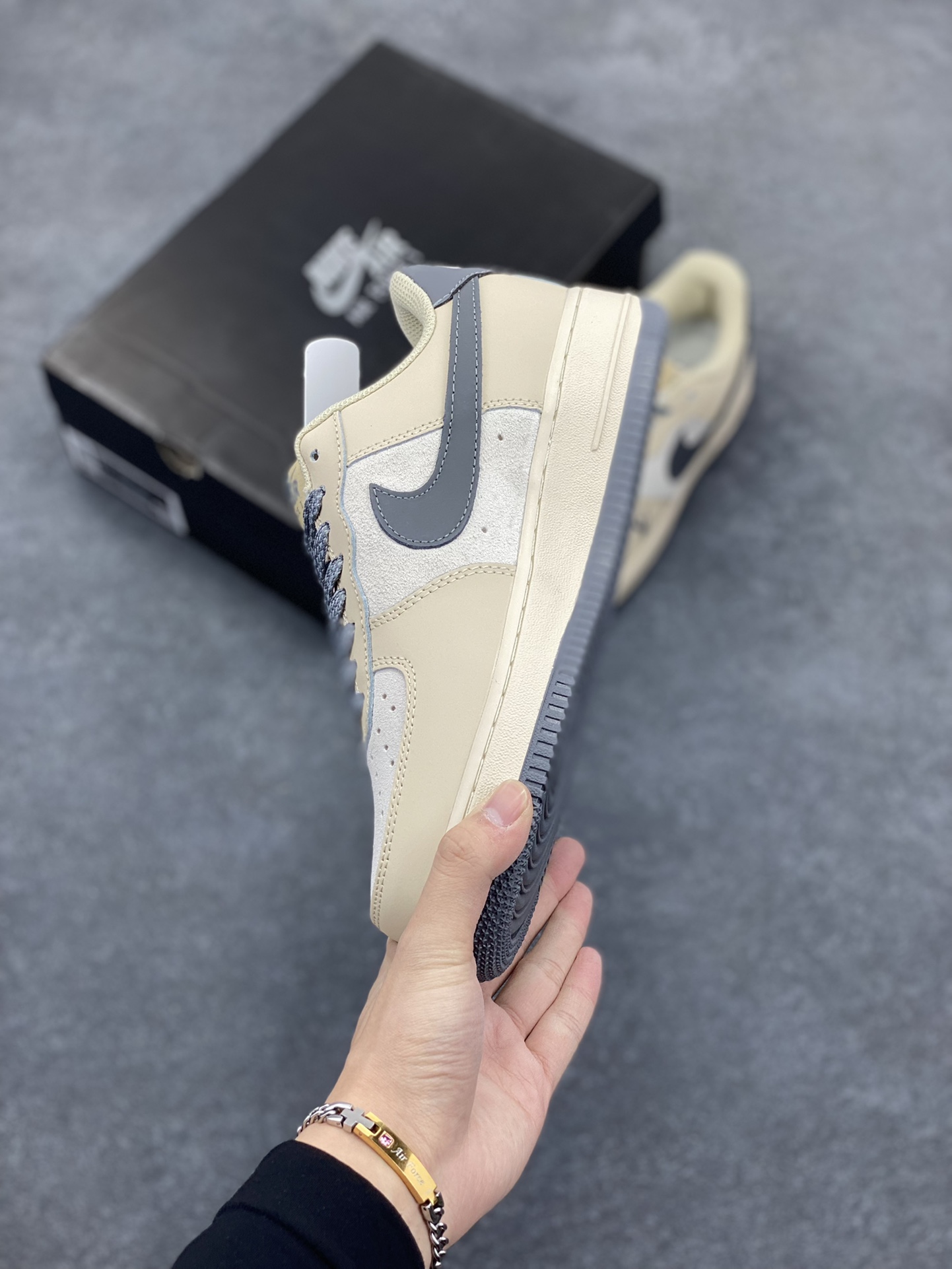 图片[3]-福利特价 Nike Air Force 1 Low 空军一号低帮百搭休闲运动板鞋。柔软、弹性十足的缓震性能和出色的中底设计，横跨复古与现代的外型结合，造就出风靡全球三十多年的Force 1，直到今天还深受青睐。 货号：BS8856-820 尺码：36 36.5 37.5 38 38.5 39 40 40.5 41 42 42.5 43 44 44.5 45-选品中心