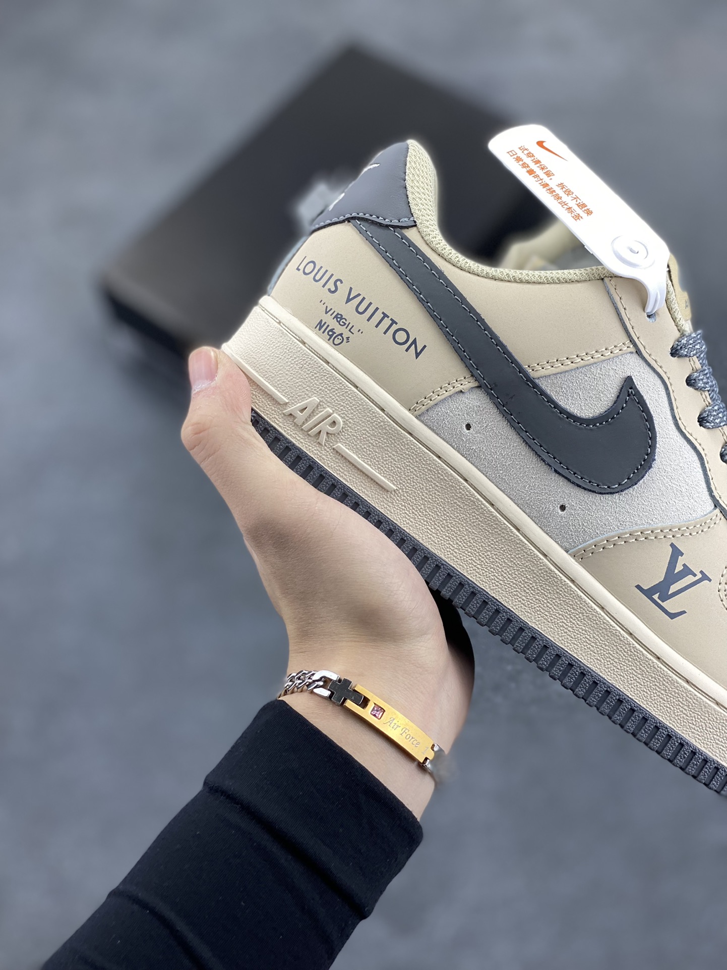 图片[6]-福利特价 Nike Air Force 1 Low 空军一号低帮百搭休闲运动板鞋。柔软、弹性十足的缓震性能和出色的中底设计，横跨复古与现代的外型结合，造就出风靡全球三十多年的Force 1，直到今天还深受青睐。 货号：BS8856-820 尺码：36 36.5 37.5 38 38.5 39 40 40.5 41 42 42.5 43 44 44.5 45-选品中心
