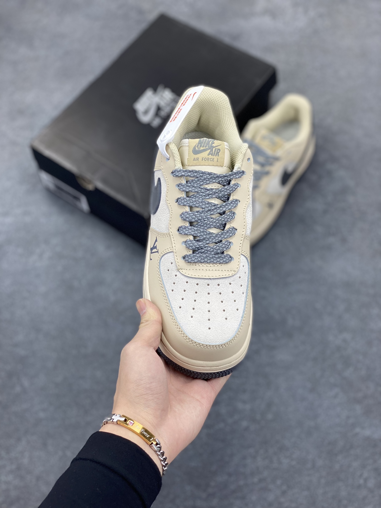 图片[2]-福利特价 Nike Air Force 1 Low 空军一号低帮百搭休闲运动板鞋。柔软、弹性十足的缓震性能和出色的中底设计，横跨复古与现代的外型结合，造就出风靡全球三十多年的Force 1，直到今天还深受青睐。 货号：BS8856-820 尺码：36 36.5 37.5 38 38.5 39 40 40.5 41 42 42.5 43 44 44.5 45-选品中心
