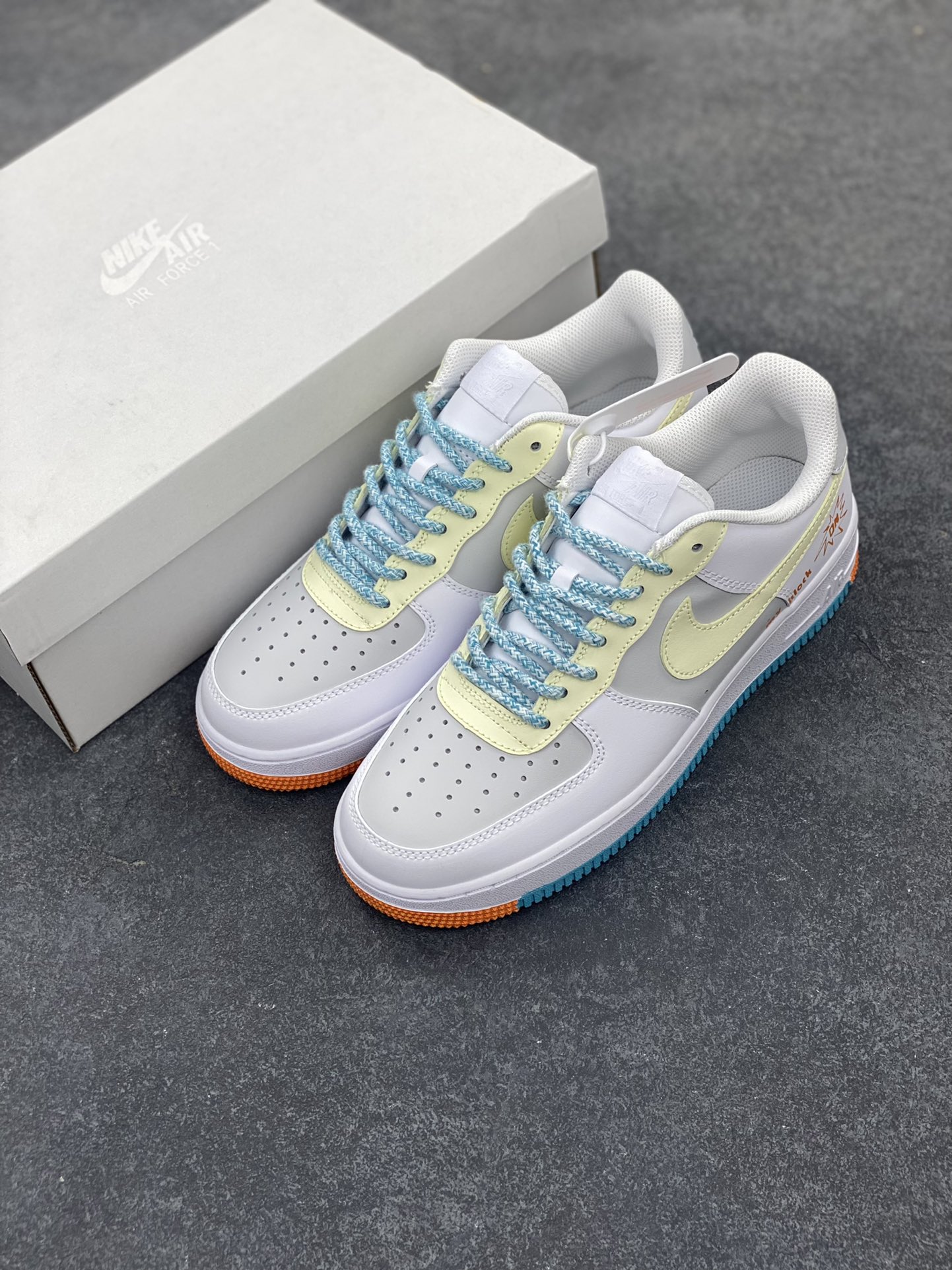 图片[8]-福利特价 Nike Air Force 1 Low 空军一号低帮百搭休闲运动板鞋。柔软、弹性十足的缓震性能和出色的中底设计，横跨复古与现代的外型结合，造就出风靡全球三十多年的Force 1，直到今天还深受青睐。 货号：DH2920-111 尺码：36 36.5 37.5 38 38.5 39 40 40.5 41 42 42.5 43 44 44.5 45-选品中心