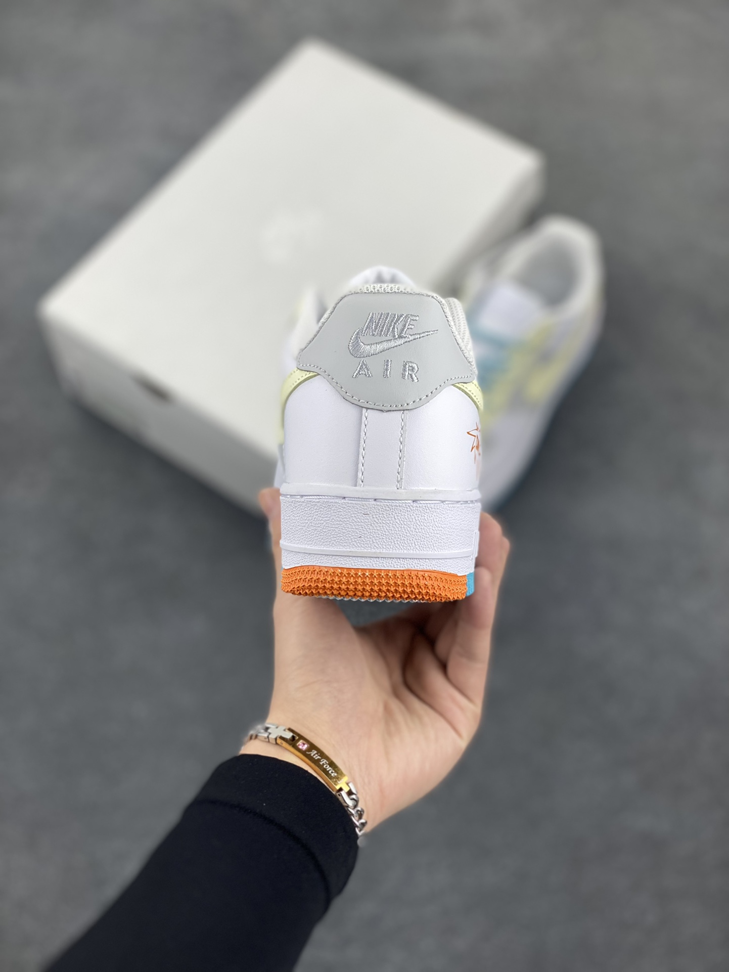 图片[4]-福利特价 Nike Air Force 1 Low 空军一号低帮百搭休闲运动板鞋。柔软、弹性十足的缓震性能和出色的中底设计，横跨复古与现代的外型结合，造就出风靡全球三十多年的Force 1，直到今天还深受青睐。 货号：DH2920-111 尺码：36 36.5 37.5 38 38.5 39 40 40.5 41 42 42.5 43 44 44.5 45-选品中心