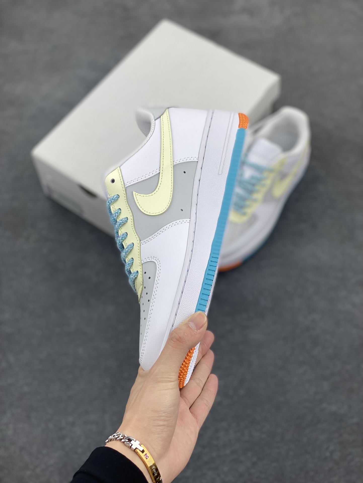 图片[3]-福利特价 Nike Air Force 1 Low 空军一号低帮百搭休闲运动板鞋。柔软、弹性十足的缓震性能和出色的中底设计，横跨复古与现代的外型结合，造就出风靡全球三十多年的Force 1，直到今天还深受青睐。 货号：DH2920-111 尺码：36 36.5 37.5 38 38.5 39 40 40.5 41 42 42.5 43 44 44.5 45-选品中心