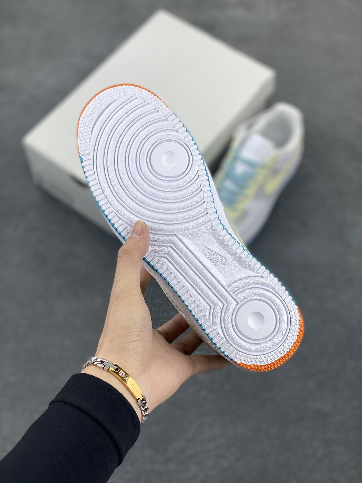 图片[5]-福利特价 Nike Air Force 1 Low 空军一号低帮百搭休闲运动板鞋。柔软、弹性十足的缓震性能和出色的中底设计，横跨复古与现代的外型结合，造就出风靡全球三十多年的Force 1，直到今天还深受青睐。 货号：DH2920-111 尺码：36 36.5 37.5 38 38.5 39 40 40.5 41 42 42.5 43 44 44.5 45-选品中心