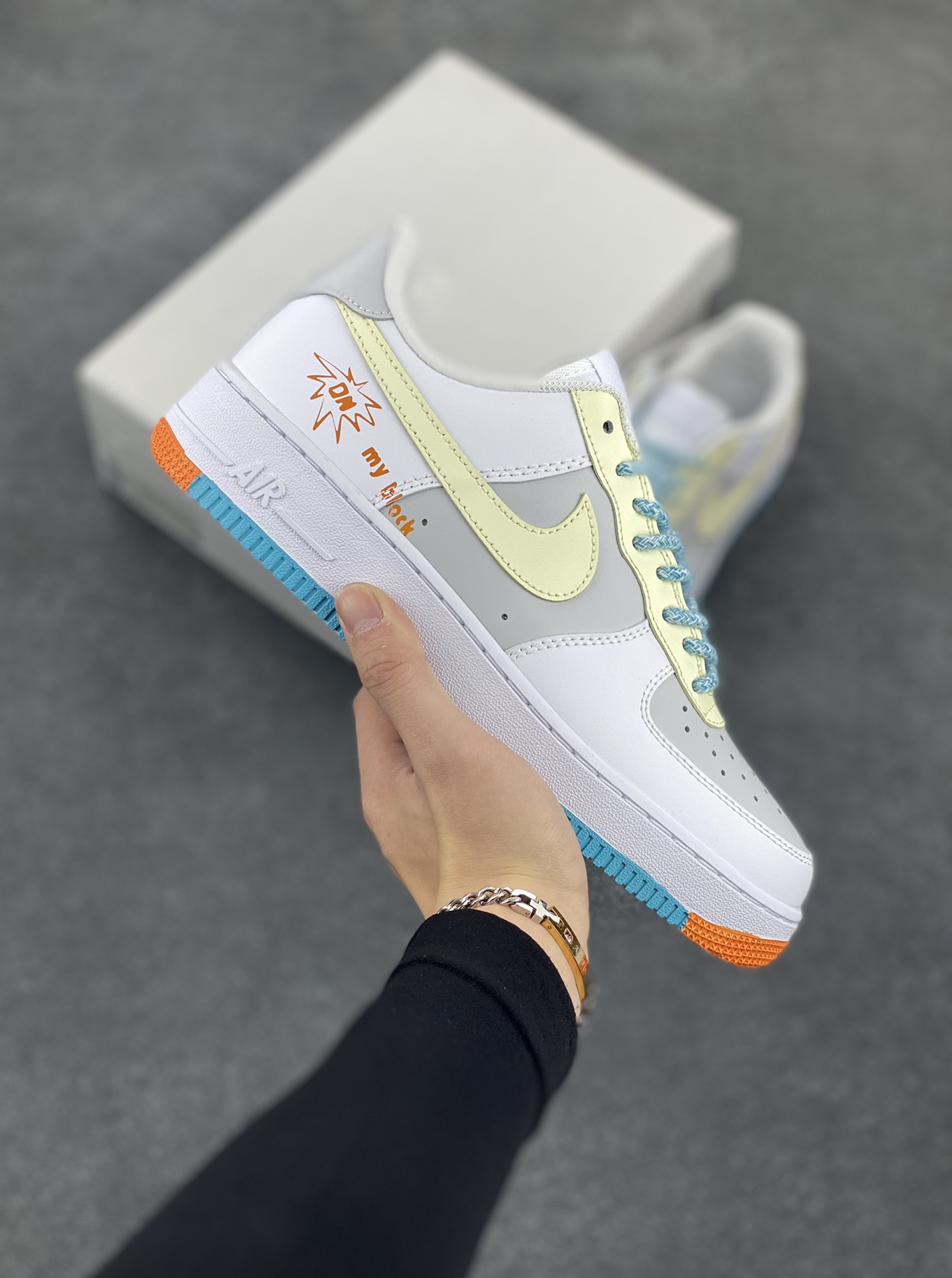 福利特价 Nike Air Force 1 Low 空军一号低帮百搭休闲运动板鞋。柔软、弹性十足的缓震性能和出色的中底设计,横跨复古与现代的外型结合,造就出风靡全球三十多年的Force 1,直到今天还深受青睐。 货号:DH2920-111 尺码:36 36.5 37.5 38 38.5 39 40 40.5 41 42 42.5 43 44 44.5 45-选品中心