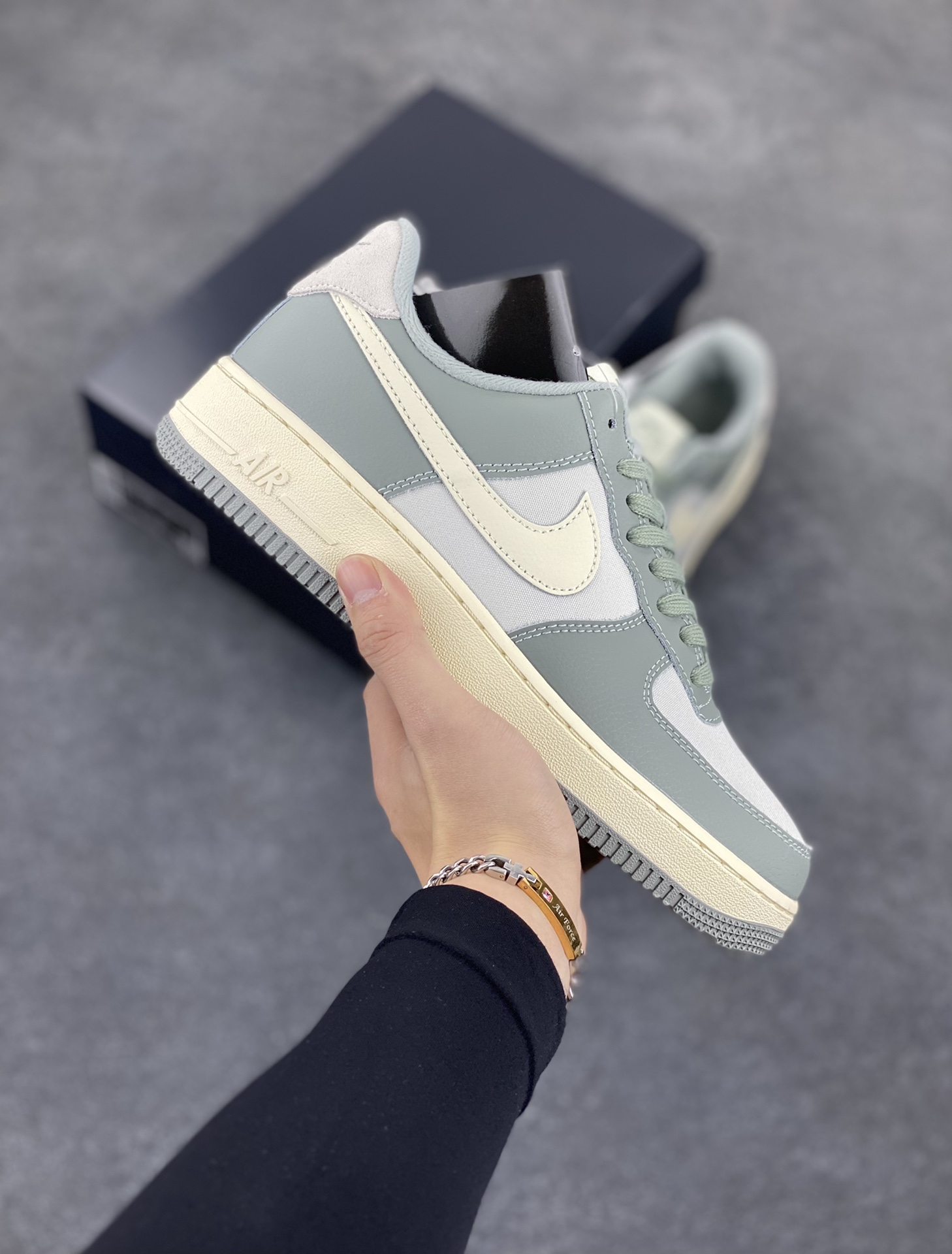 福利特价 Nike Air Force 1 Low 空军一号低帮百搭休闲运动板鞋。柔软、弹性十足的缓震性能和出色的中底设计，横跨复古与现代的外型结合，造就出风靡全球三十多年的Force 1，直到今天还深受青睐。 货号：DV7186-300 尺码：36 36.5 37.5 38 38.5 39 40 40.5 41 42 42.5 43 44 44.5 45-选品中心