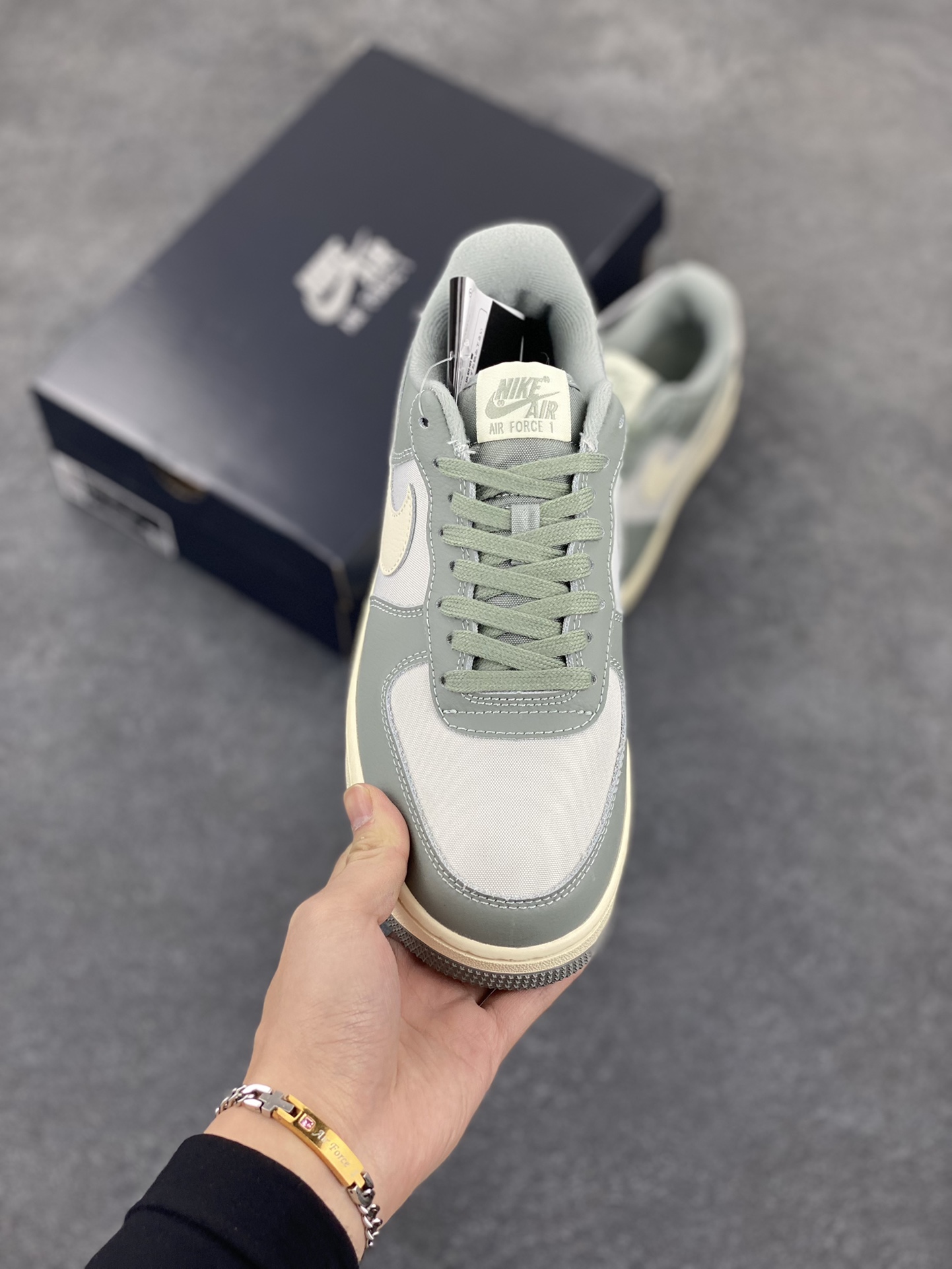 图片[2]-福利特价 Nike Air Force 1 Low 空军一号低帮百搭休闲运动板鞋。柔软、弹性十足的缓震性能和出色的中底设计，横跨复古与现代的外型结合，造就出风靡全球三十多年的Force 1，直到今天还深受青睐。 货号：DV7186-300 尺码：36 36.5 37.5 38 38.5 39 40 40.5 41 42 42.5 43 44 44.5 45-选品中心