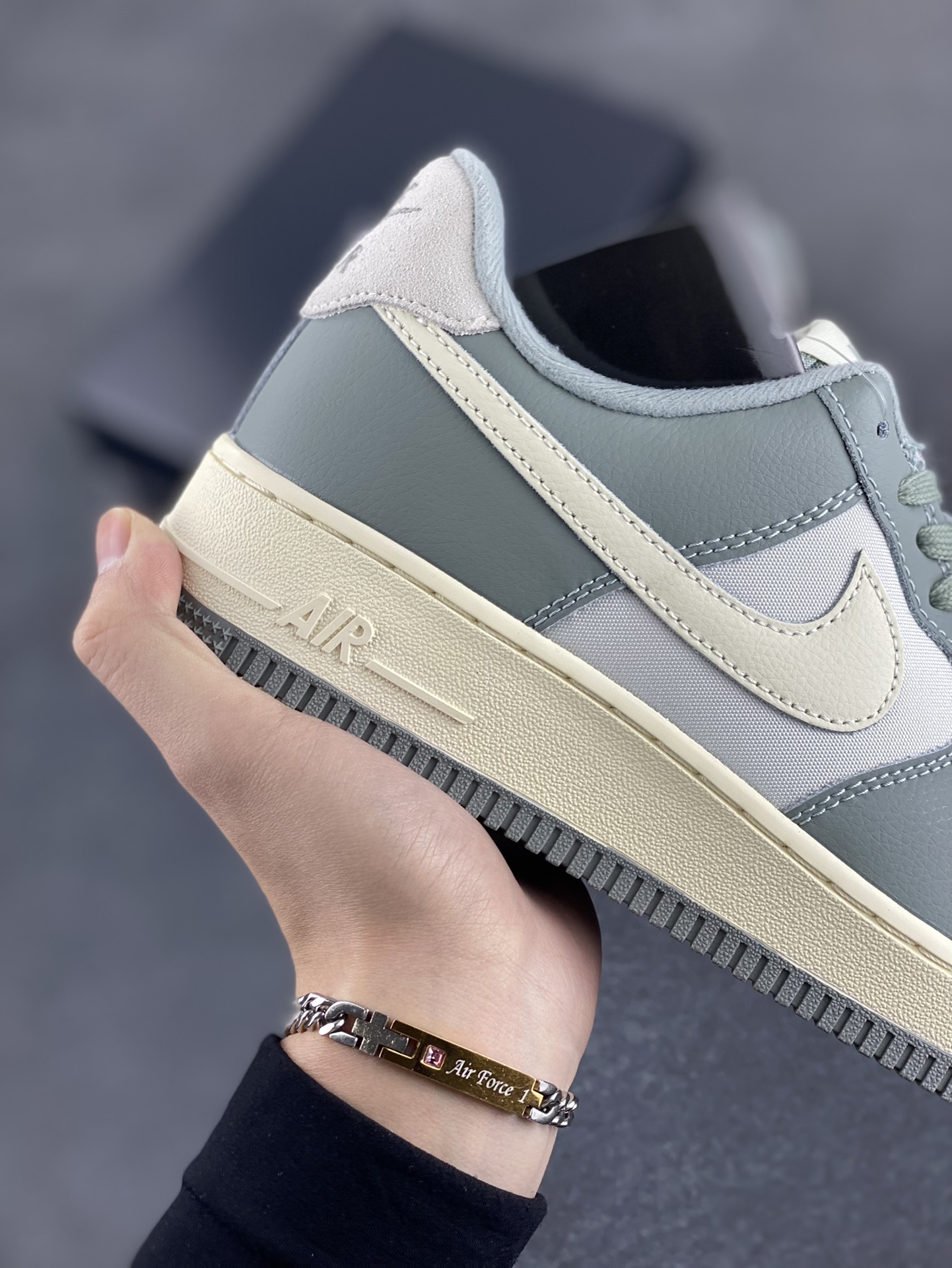 图片[6]-福利特价 Nike Air Force 1 Low 空军一号低帮百搭休闲运动板鞋。柔软、弹性十足的缓震性能和出色的中底设计，横跨复古与现代的外型结合，造就出风靡全球三十多年的Force 1，直到今天还深受青睐。 货号：DV7186-300 尺码：36 36.5 37.5 38 38.5 39 40 40.5 41 42 42.5 43 44 44.5 45-选品中心
