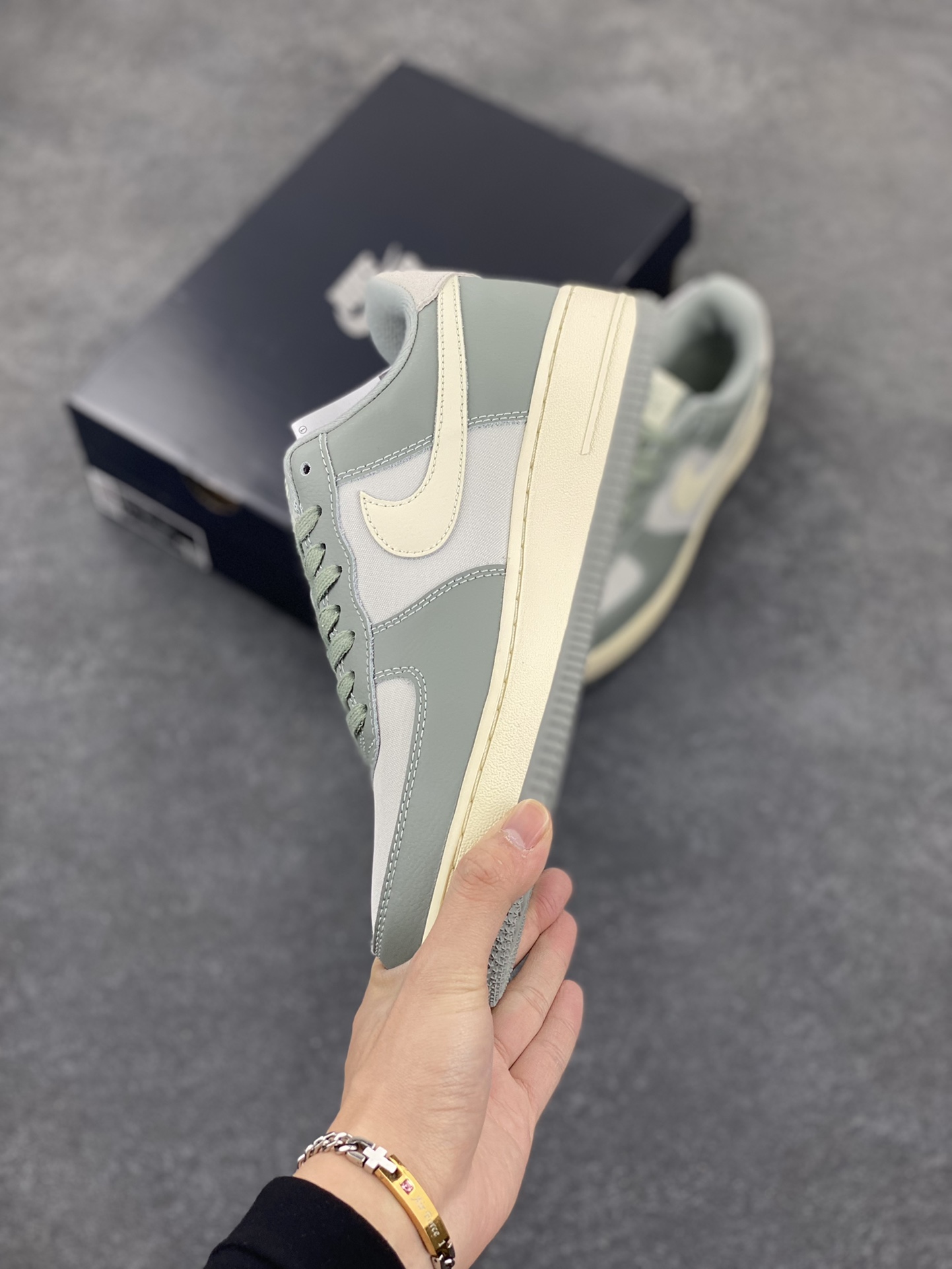 图片[3]-福利特价 Nike Air Force 1 Low 空军一号低帮百搭休闲运动板鞋。柔软、弹性十足的缓震性能和出色的中底设计，横跨复古与现代的外型结合，造就出风靡全球三十多年的Force 1，直到今天还深受青睐。 货号：DV7186-300 尺码：36 36.5 37.5 38 38.5 39 40 40.5 41 42 42.5 43 44 44.5 45-选品中心