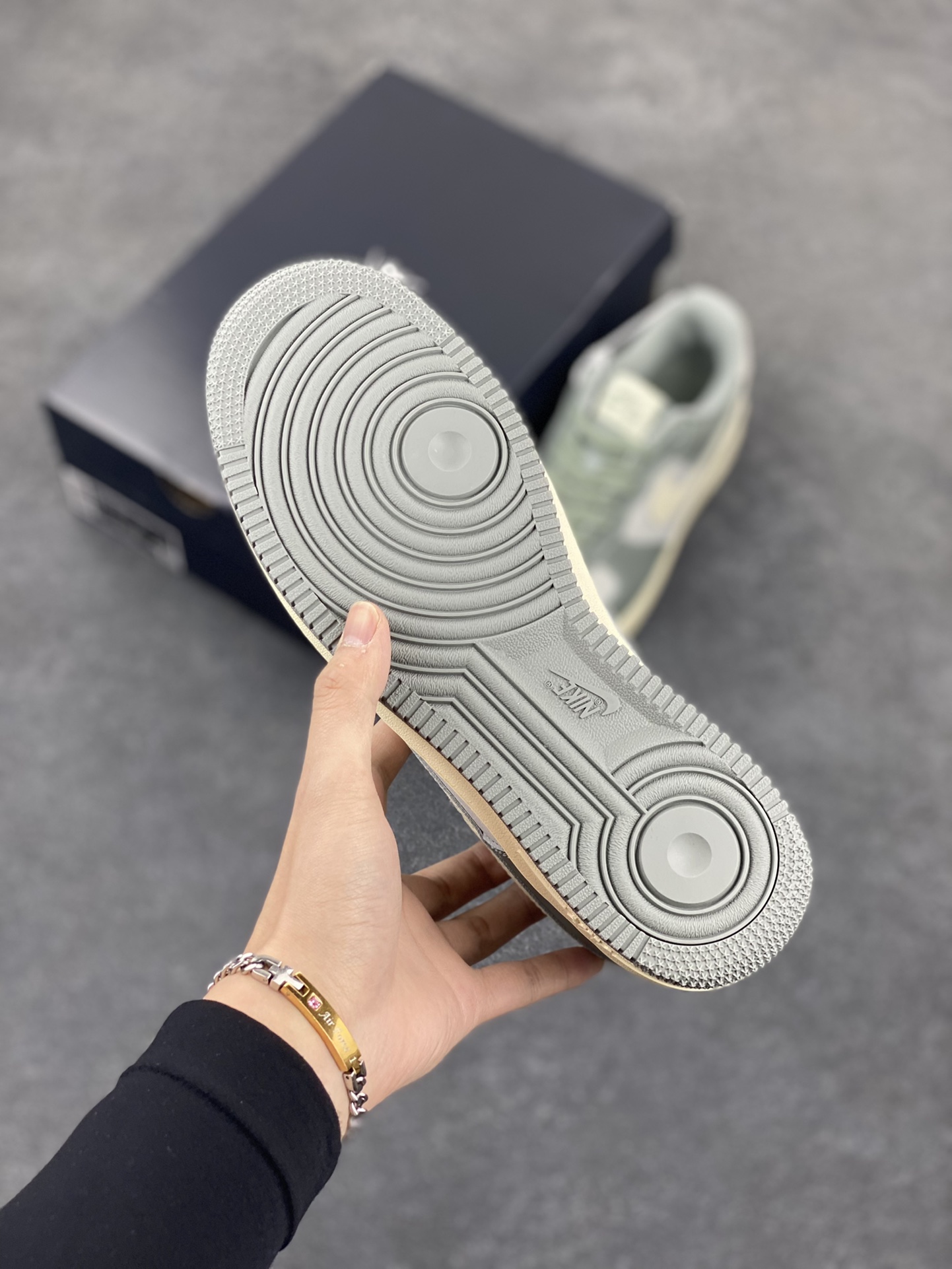 图片[5]-福利特价 Nike Air Force 1 Low 空军一号低帮百搭休闲运动板鞋。柔软、弹性十足的缓震性能和出色的中底设计，横跨复古与现代的外型结合，造就出风靡全球三十多年的Force 1，直到今天还深受青睐。 货号：DV7186-300 尺码：36 36.5 37.5 38 38.5 39 40 40.5 41 42 42.5 43 44 44.5 45-选品中心