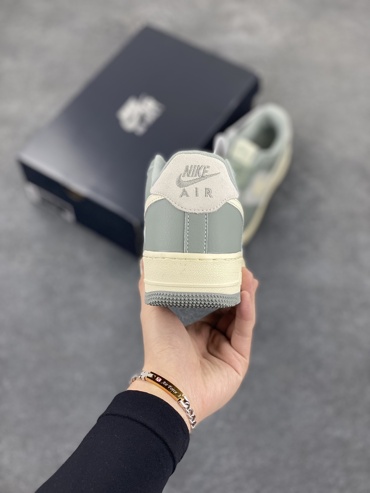 图片[4]-福利特价 Nike Air Force 1 Low 空军一号低帮百搭休闲运动板鞋。柔软、弹性十足的缓震性能和出色的中底设计，横跨复古与现代的外型结合，造就出风靡全球三十多年的Force 1，直到今天还深受青睐。 货号：DV7186-300 尺码：36 36.5 37.5 38 38.5 39 40 40.5 41 42 42.5 43 44 44.5 45-选品中心