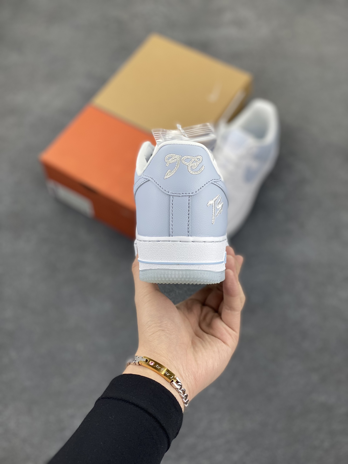 图片[4]-福利特价 Nike Air Force 1 Low 空军一号低帮百搭休闲运动板鞋。柔软、弹性十足的缓震性能和出色的中底设计，横跨复古与现代的外型结合，造就出风靡全球三十多年的Force 1，直到今天还深受青睐。 货号：FJ5755-100 尺码：36 36.5 37.5 38 38.5 39 40 40.5 41 42 42.5 43 44 44.5 45-选品中心