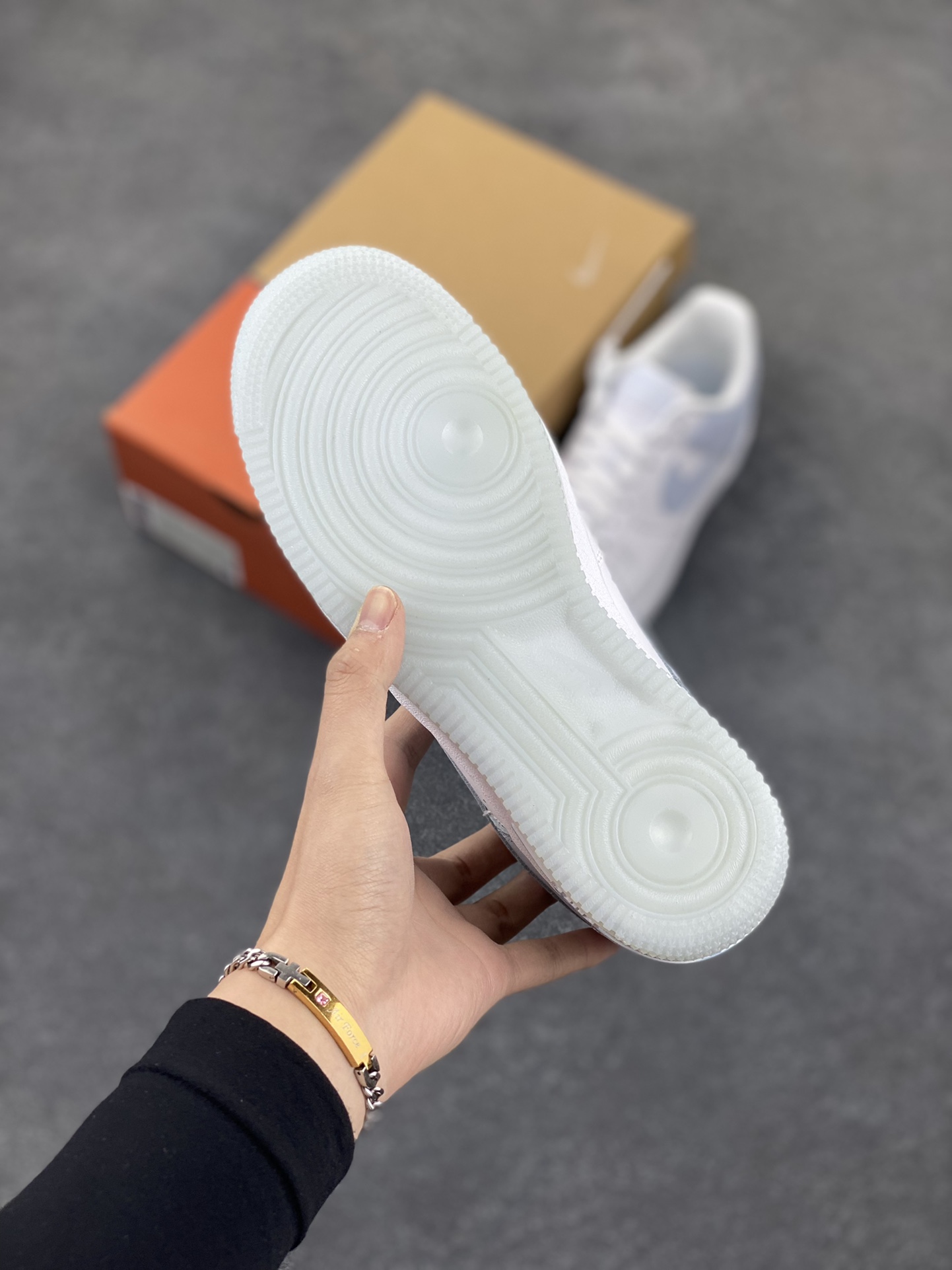 图片[5]-福利特价 Nike Air Force 1 Low 空军一号低帮百搭休闲运动板鞋。柔软、弹性十足的缓震性能和出色的中底设计，横跨复古与现代的外型结合，造就出风靡全球三十多年的Force 1，直到今天还深受青睐。 货号：FJ5755-100 尺码：36 36.5 37.5 38 38.5 39 40 40.5 41 42 42.5 43 44 44.5 45-选品中心