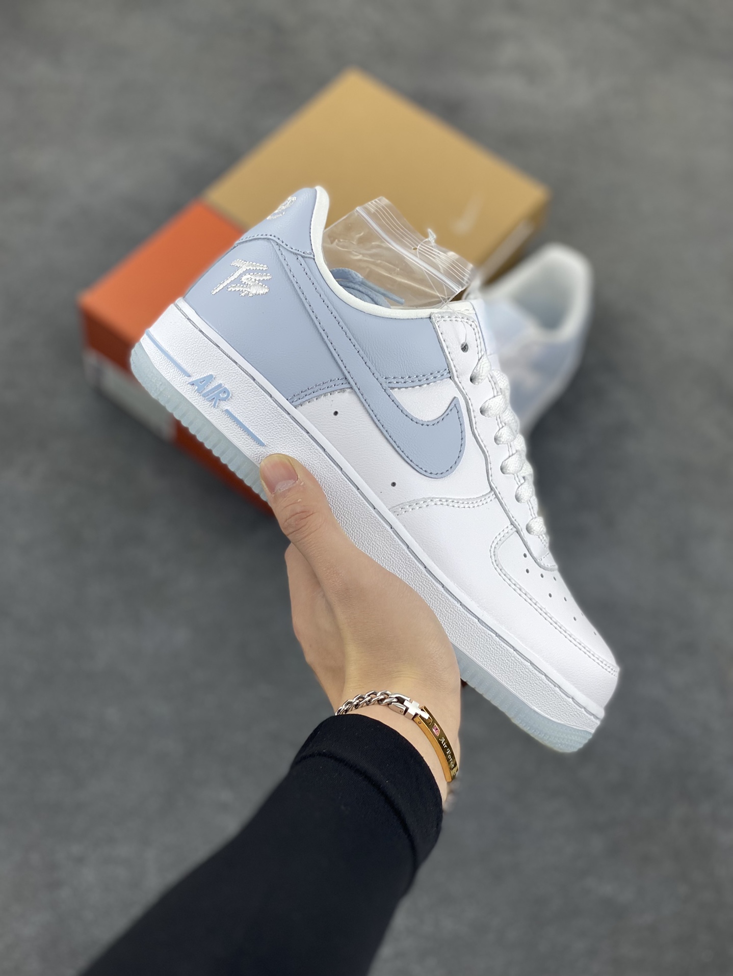 福利特价 Nike Air Force 1 Low 空军一号低帮百搭休闲运动板鞋。柔软、弹性十足的缓震性能和出色的中底设计,横跨复古与现代的外型结合,造就出风靡全球三十多年的Force 1,直到今天还深受青睐。 货号:FJ5755-100 尺码:36 36.5 37.5 38 38.5 39 40 40.5 41 42 42.5 43 44 44.5 45-选品中心