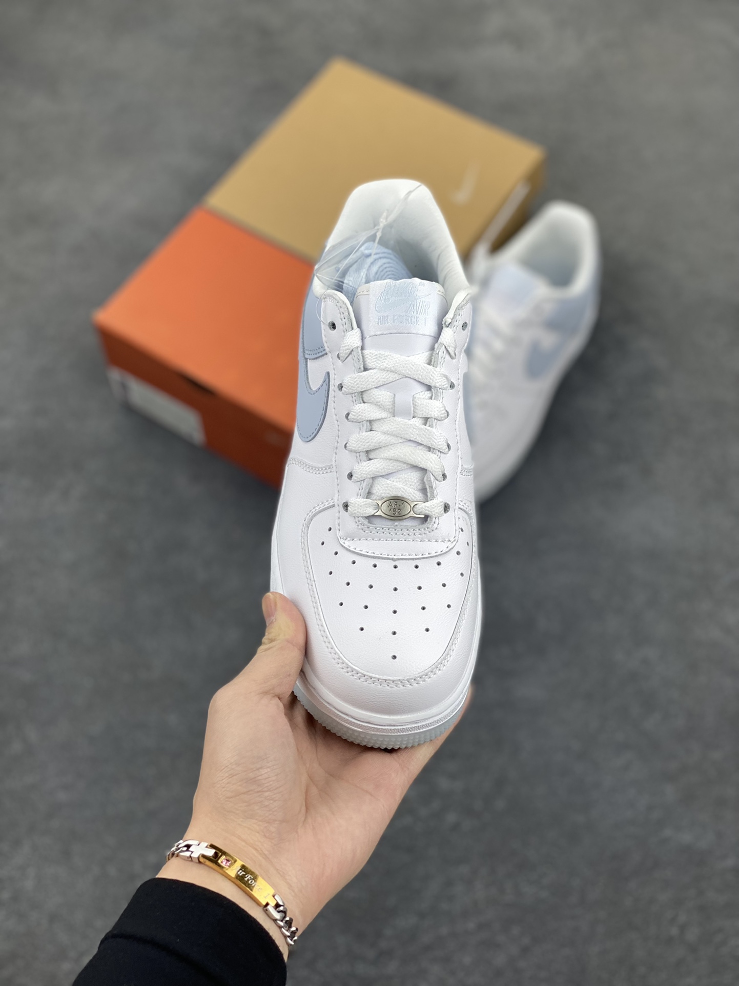 图片[2]-福利特价 Nike Air Force 1 Low 空军一号低帮百搭休闲运动板鞋。柔软、弹性十足的缓震性能和出色的中底设计，横跨复古与现代的外型结合，造就出风靡全球三十多年的Force 1，直到今天还深受青睐。 货号：FJ5755-100 尺码：36 36.5 37.5 38 38.5 39 40 40.5 41 42 42.5 43 44 44.5 45-选品中心