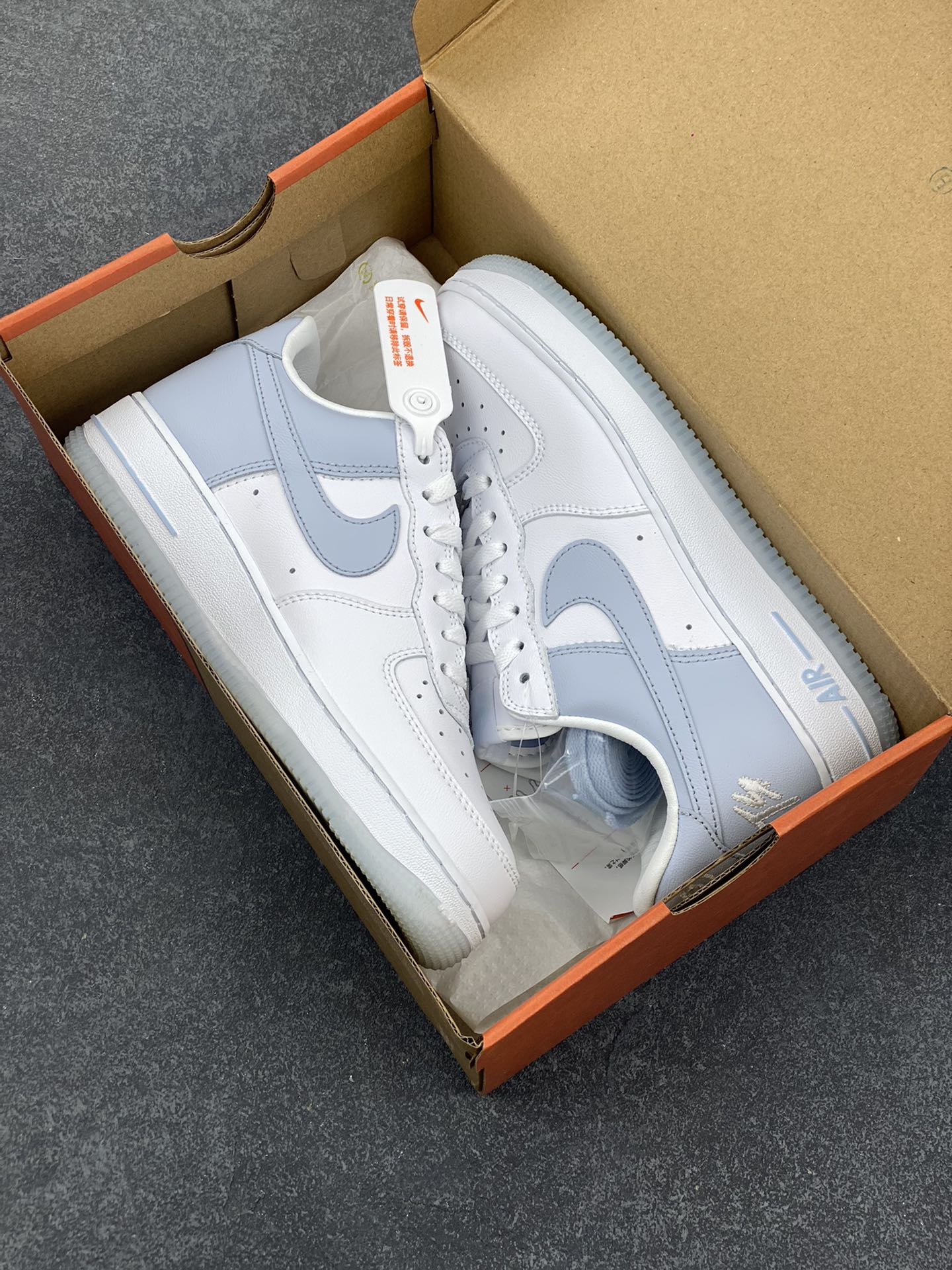 图片[9]-福利特价 Nike Air Force 1 Low 空军一号低帮百搭休闲运动板鞋。柔软、弹性十足的缓震性能和出色的中底设计，横跨复古与现代的外型结合，造就出风靡全球三十多年的Force 1，直到今天还深受青睐。 货号：FJ5755-100 尺码：36 36.5 37.5 38 38.5 39 40 40.5 41 42 42.5 43 44 44.5 45-选品中心