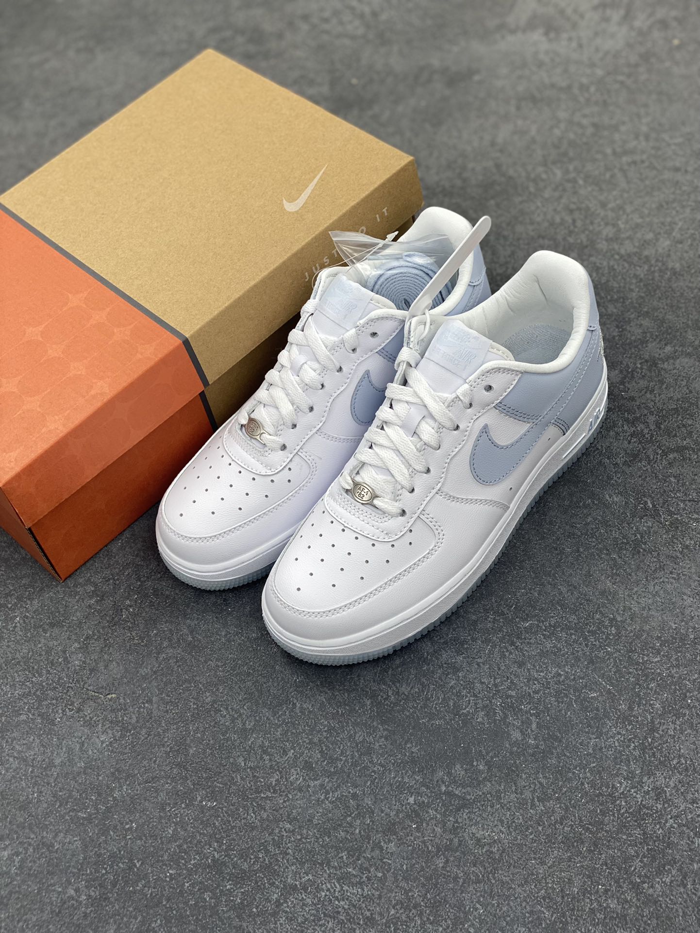 图片[8]-福利特价 Nike Air Force 1 Low 空军一号低帮百搭休闲运动板鞋。柔软、弹性十足的缓震性能和出色的中底设计，横跨复古与现代的外型结合，造就出风靡全球三十多年的Force 1，直到今天还深受青睐。 货号：FJ5755-100 尺码：36 36.5 37.5 38 38.5 39 40 40.5 41 42 42.5 43 44 44.5 45-选品中心
