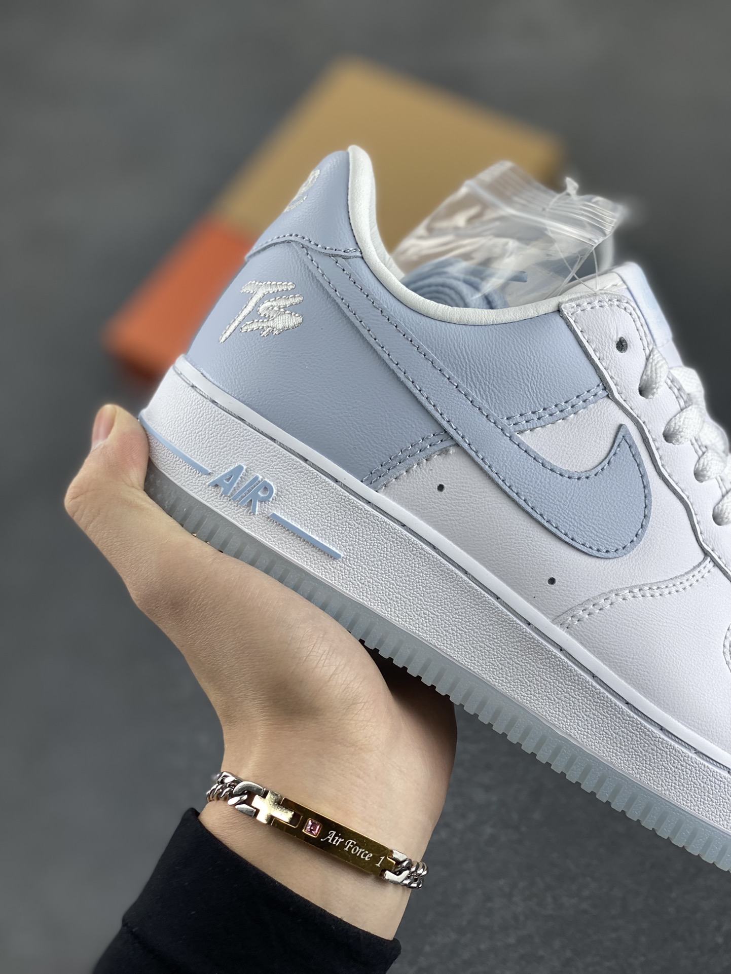 图片[6]-福利特价 Nike Air Force 1 Low 空军一号低帮百搭休闲运动板鞋。柔软、弹性十足的缓震性能和出色的中底设计，横跨复古与现代的外型结合，造就出风靡全球三十多年的Force 1，直到今天还深受青睐。 货号：FJ5755-100 尺码：36 36.5 37.5 38 38.5 39 40 40.5 41 42 42.5 43 44 44.5 45-选品中心