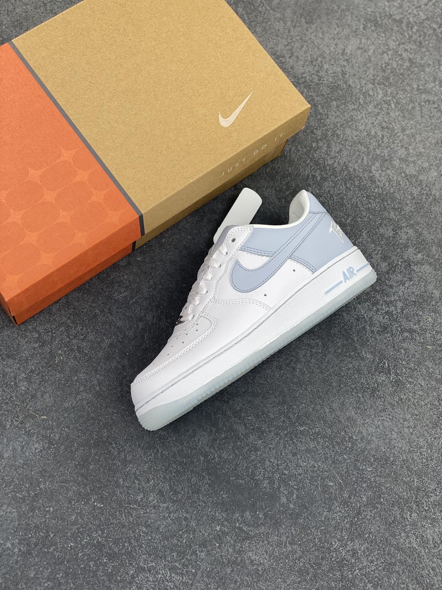 图片[7]-福利特价 Nike Air Force 1 Low 空军一号低帮百搭休闲运动板鞋。柔软、弹性十足的缓震性能和出色的中底设计，横跨复古与现代的外型结合，造就出风靡全球三十多年的Force 1，直到今天还深受青睐。 货号：FJ5755-100 尺码：36 36.5 37.5 38 38.5 39 40 40.5 41 42 42.5 43 44 44.5 45-选品中心