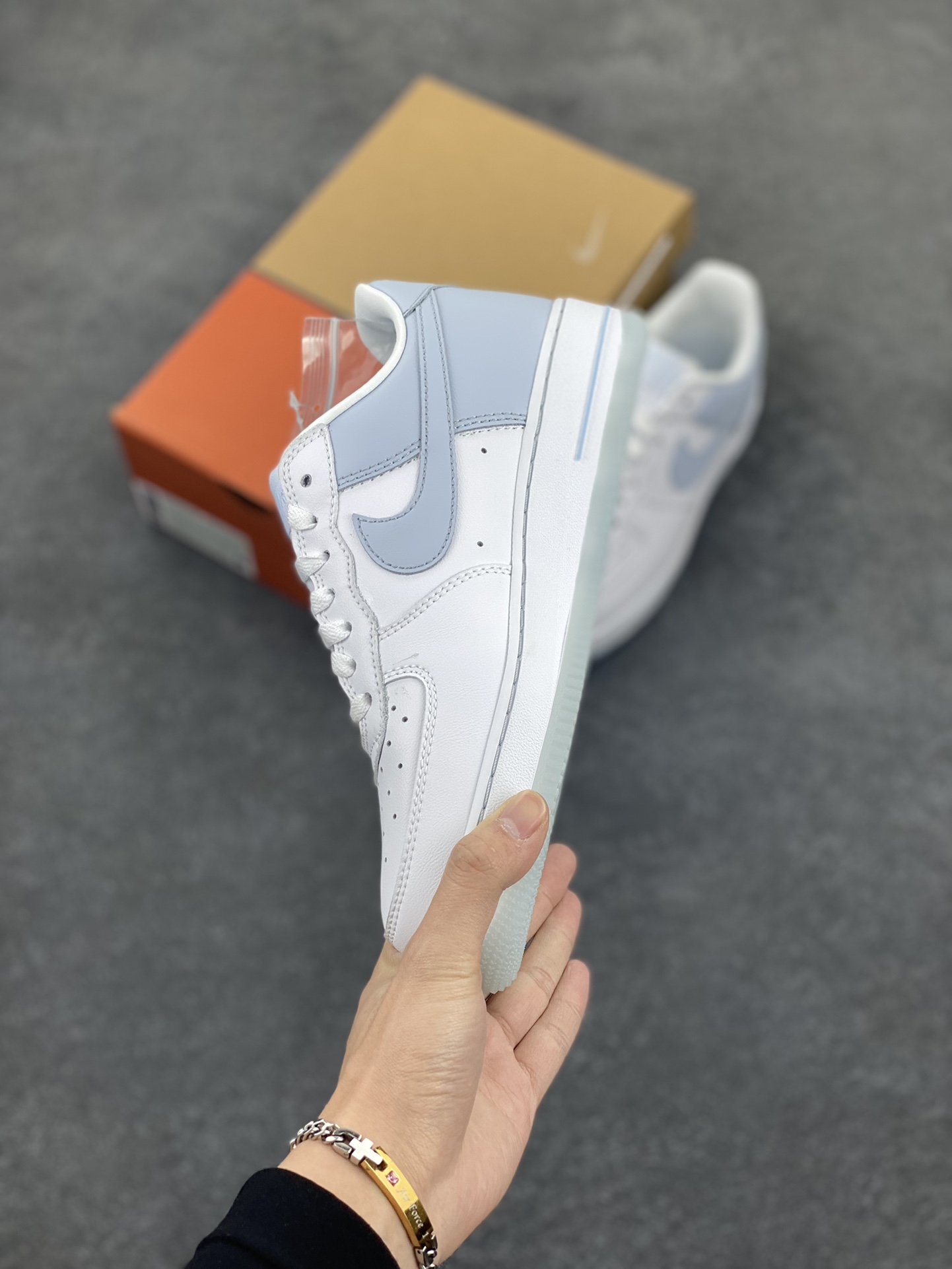 图片[3]-福利特价 Nike Air Force 1 Low 空军一号低帮百搭休闲运动板鞋。柔软、弹性十足的缓震性能和出色的中底设计，横跨复古与现代的外型结合，造就出风靡全球三十多年的Force 1，直到今天还深受青睐。 货号：FJ5755-100 尺码：36 36.5 37.5 38 38.5 39 40 40.5 41 42 42.5 43 44 44.5 45-选品中心