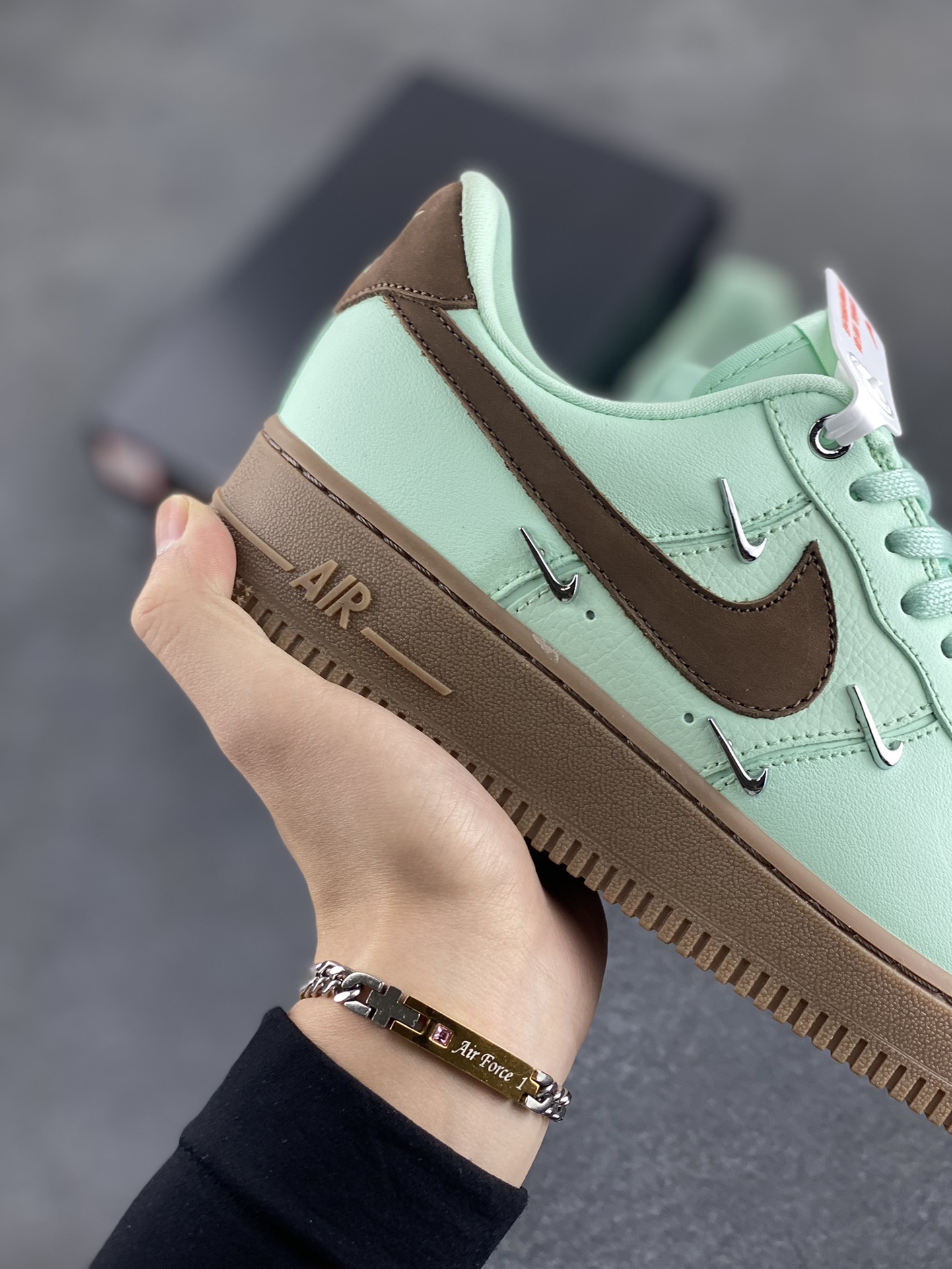 图片[6]-Nike Air Force 1 Low 07 蒂芙尼绿四铁钩 空军一号低帮运动休闲板鞋 原楦头原纸板 打造纯正低帮空军版型 专注外贸渠道 全掌内置蜂窝气垫 原盒配件 原厂中底钢印、拉帮完美 货号：IB8894-329 尺码：36 36.5 37.5 38 38.5 39 40 40.5 41 42 42.5 43 44 44.5 45-选品中心