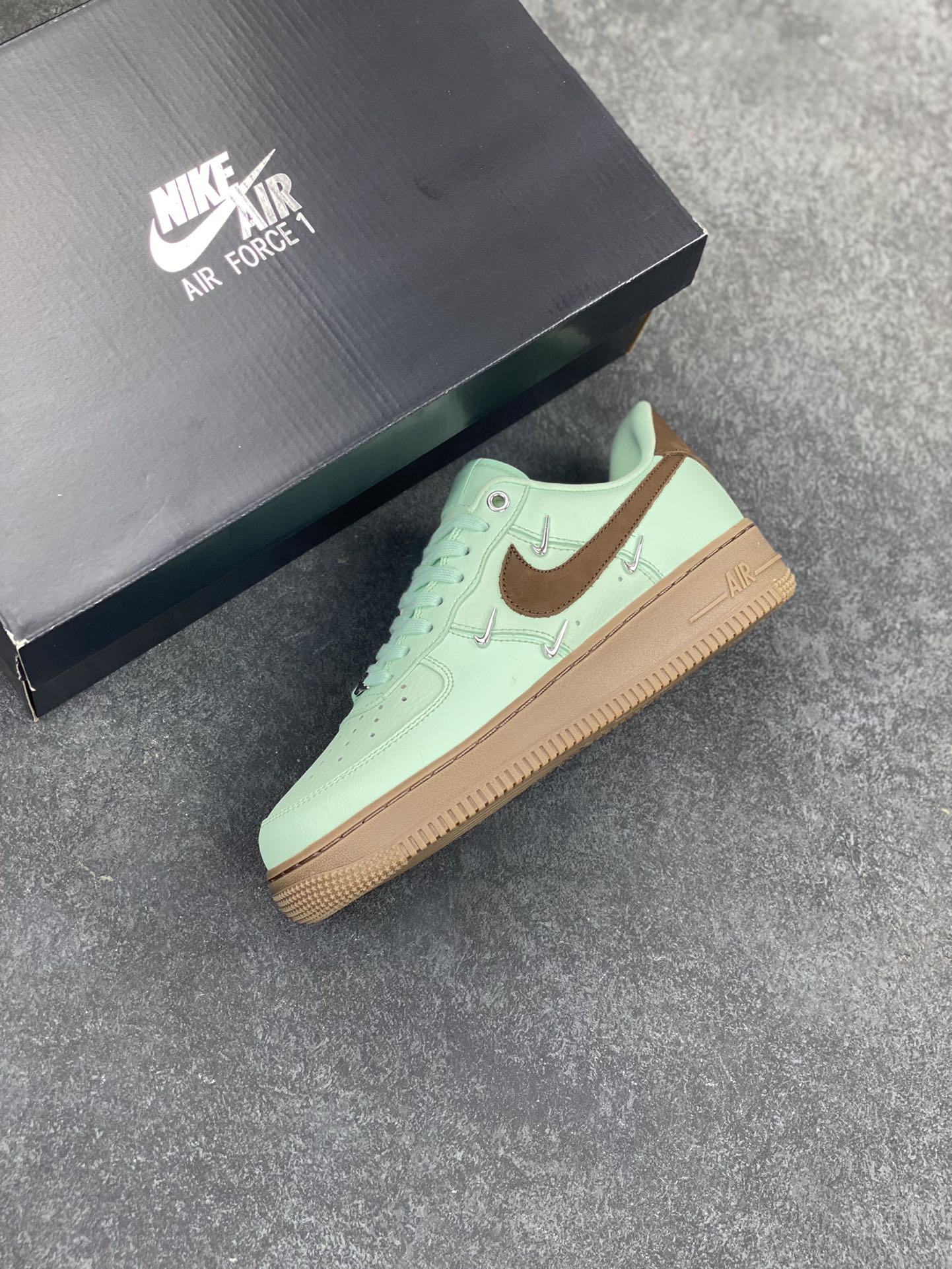 图片[7]-Nike Air Force 1 Low 07 蒂芙尼绿四铁钩 空军一号低帮运动休闲板鞋 原楦头原纸板 打造纯正低帮空军版型 专注外贸渠道 全掌内置蜂窝气垫 原盒配件 原厂中底钢印、拉帮完美 货号：IB8894-329 尺码：36 36.5 37.5 38 38.5 39 40 40.5 41 42 42.5 43 44 44.5 45-选品中心